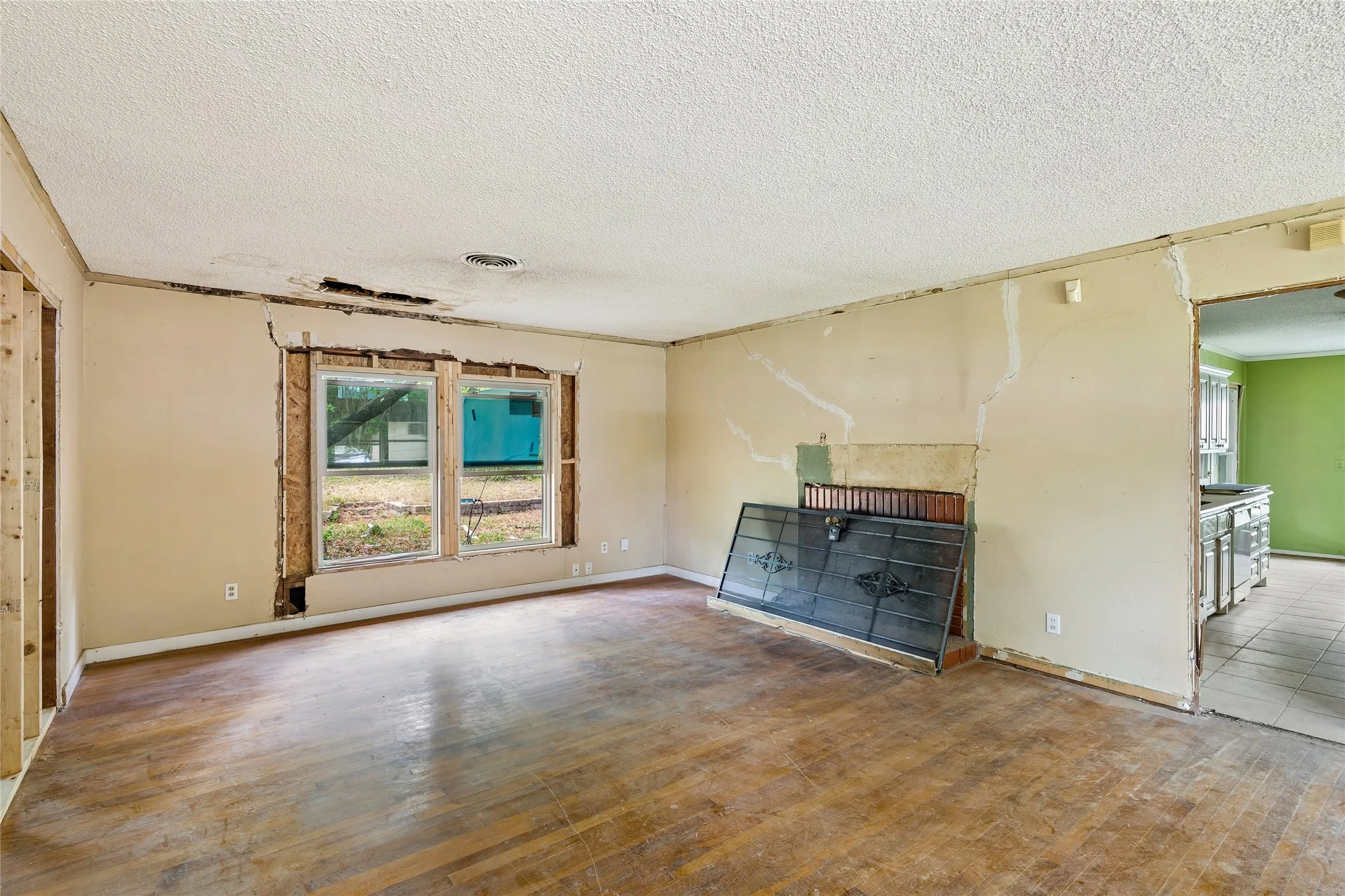 Single Family Residence For Sale in Tarrant County , 5104 Malinda Lane S, Fort Worth, Texas 76112, 3 Bedrooms, 2 Bathrooms, 2 Garage spaces, 1,399 Sqft, built in 1952, Price $215,000, mls#21328229, Real Estate Agent in Fort Worth, Homes For Sale in Tarrant county, Homes For Sale in Fort Worth, Realtor in Fort Worth Texas, Real Estate Brokerage Independent Realty Texas, Luminita Cordes Realtor