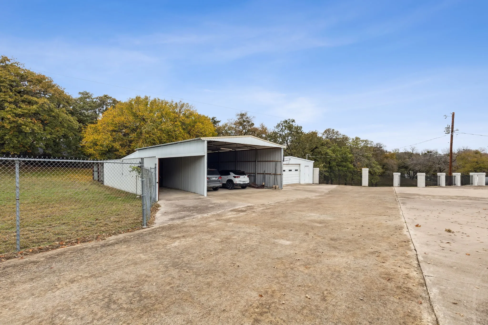Hangar to park boat / RV / Cars, and garage / workshop. Total of over 4,400 square feet of space