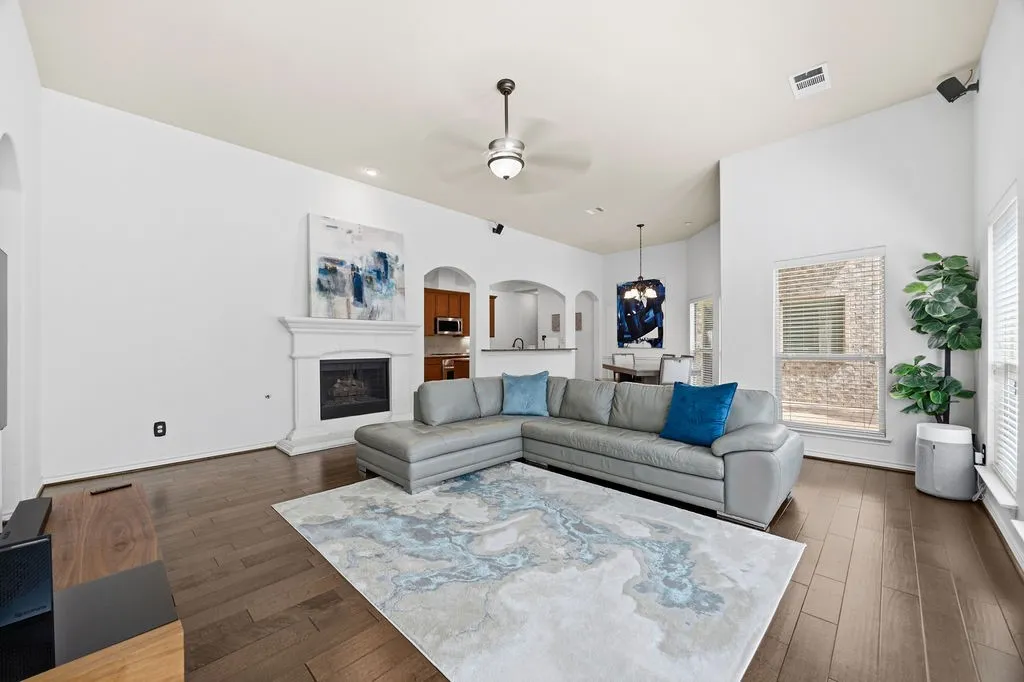 Single Family Residence For Sale in Collin County , 10216 Boyton Canyon Road, Frisco, Texas 75035, 3 Bedroom, 3 Bathroom, 2 Garage spaces, 2,290 Sqft, built in 2009, mls#21314230, Real Estate Agent in Frisco, Homes For Sale in Collin county, Homes For Sale in Frisco, Realtor in Frisco Texas, Real Estate Brokerage Independent Realty Texas, Luminita Cordes Realtor