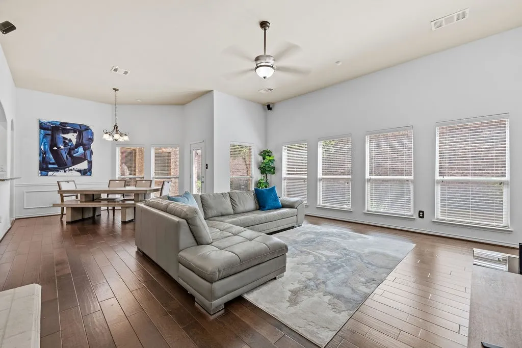 Single Family Residence For Sale in Collin County , 10216 Boyton Canyon Road, Frisco, Texas 75035, 3 Bedroom, 3 Bathroom, 2 Garage spaces, 2,290 Sqft, built in 2009, mls#21314230, Real Estate Agent in Frisco, Homes For Sale in Collin county, Homes For Sale in Frisco, Realtor in Frisco Texas, Real Estate Brokerage Independent Realty Texas, Luminita Cordes Realtor