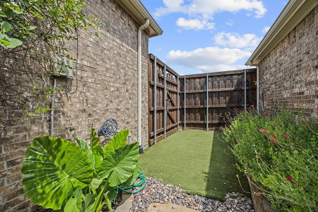 Single Family Residence For Sale in Collin County , 10216 Boyton Canyon Road, Frisco, Texas 75035, 3 Bedroom, 3 Bathroom, 2 Garage spaces, 2,290 Sqft, built in 2009, mls#21314230, Real Estate Agent in Frisco, Homes For Sale in Collin county, Homes For Sale in Frisco, Realtor in Frisco Texas, Real Estate Brokerage Independent Realty Texas, Luminita Cordes Realtor