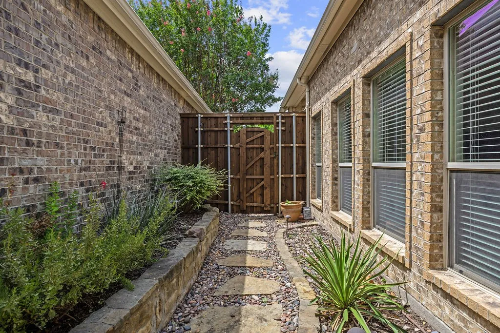 Single Family Residence For Sale in Collin County , 10216 Boyton Canyon Road, Frisco, Texas 75035, 3 Bedroom, 3 Bathroom, 2 Garage spaces, 2,290 Sqft, built in 2009, mls#21314230, Real Estate Agent in Frisco, Homes For Sale in Collin county, Homes For Sale in Frisco, Realtor in Frisco Texas, Real Estate Brokerage Independent Realty Texas, Luminita Cordes Realtor