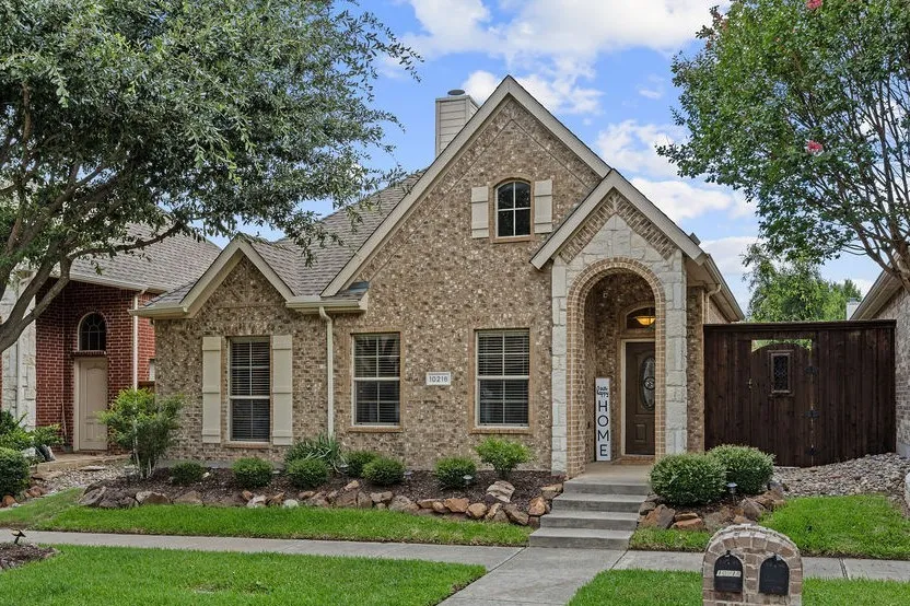 Single Family Residence For Sale in Collin County , 10216 Boyton Canyon Road, Frisco, Texas 75035, 3 Bedroom, 3 Bathroom, 2 Garage spaces, 2,290 Sqft, built in 2009, mls#21314230, Real Estate Agent in Frisco, Homes For Sale in Collin county, Homes For Sale in Frisco, Realtor in Frisco Texas, Real Estate Brokerage Independent Realty Texas, Luminita Cordes Realtor