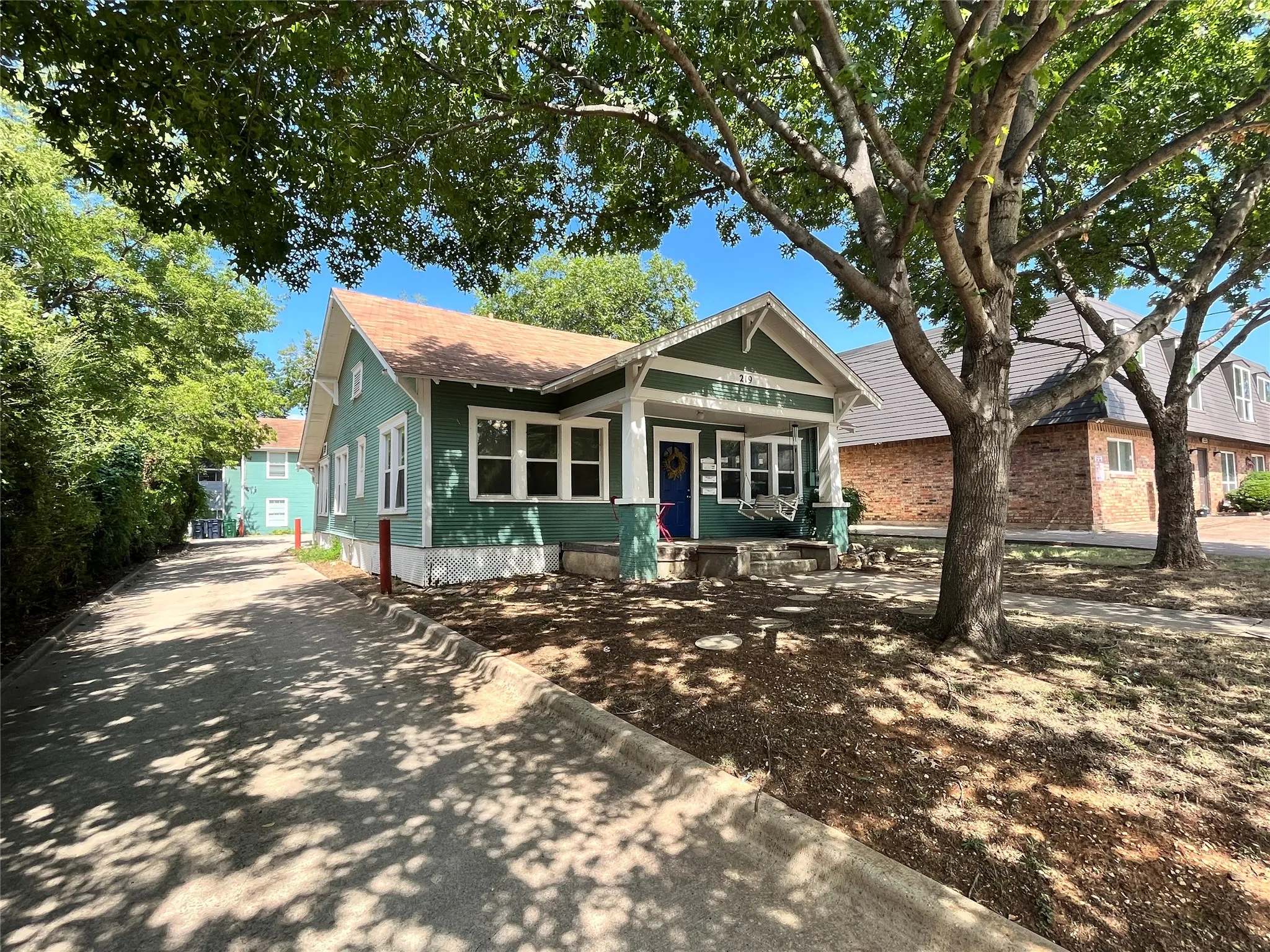 Single Family Residence For Rent in Denton County , 219 Bryan Street, Denton, Texas 76201, 3 Bedroom, 2 Bathroom, Garage spaces, 2,248 Sqft, built in 1955, mls#21328788, Real Estate Agent in Denton, Homes For Rent in Denton county, Homes For Rent in Denton, Realtor in Denton Texas, Real Estate Brokerage Independent Realty Texas, Luminita Cordes Realtor