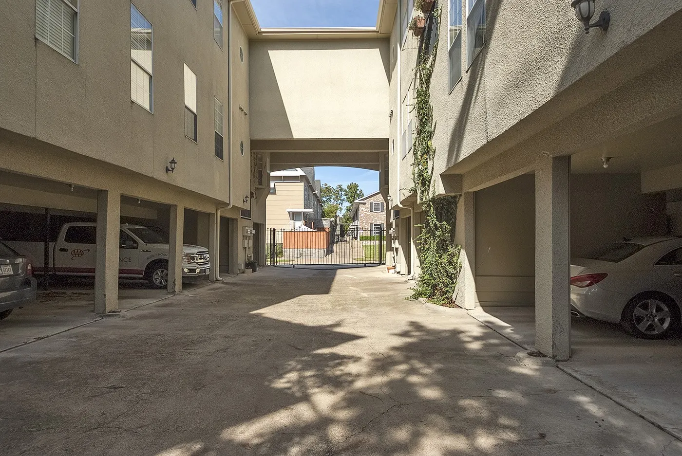 Condominium For Rent in Dallas County , 4106 Newton Avenue 103, Dallas, Texas 75219, 1 Bedroom, 1 Bathroom, Garage spaces, 655 Sqft, built in 1985, Price $2,450, mls#21329551, Real Estate Agent in Dallas, Homes For Rent in Dallas county, Homes For Rent in Dallas, Realtor in Dallas Texas, Real Estate Brokerage Independent Realty Texas, Luminita Cordes Realtor