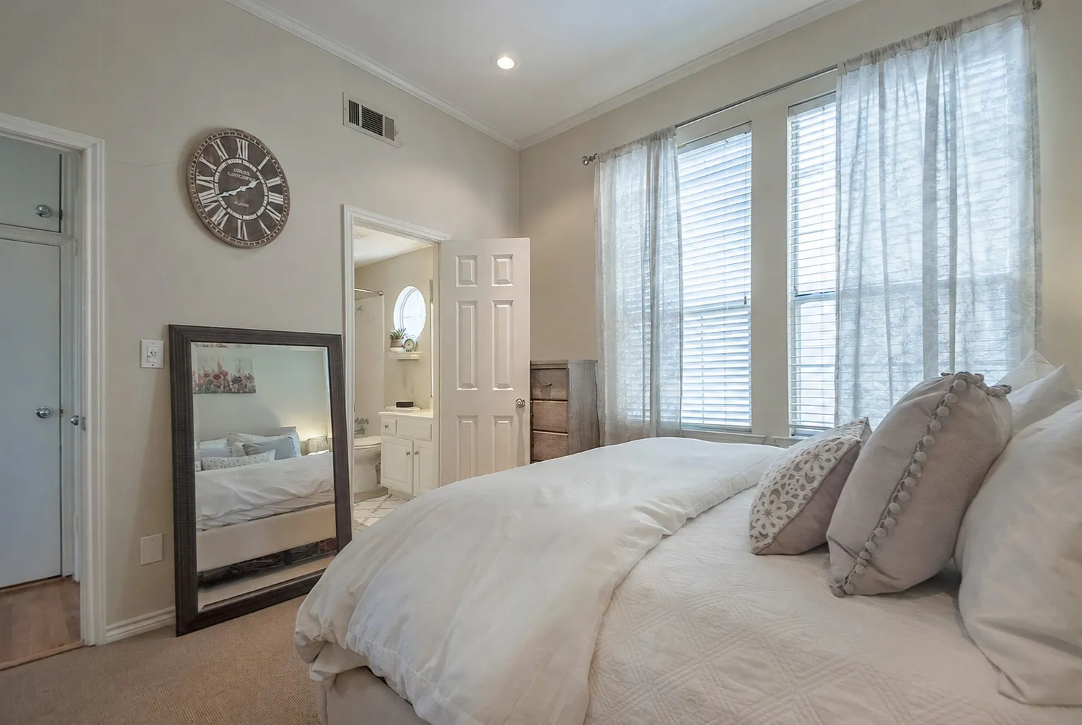 Condominium For Rent in Dallas County , 4106 Newton Avenue 103, Dallas, Texas 75219, 1 Bedroom, 1 Bathroom, Garage spaces, 655 Sqft, built in 1985, Price $2,450, mls#21329551, Real Estate Agent in Dallas, Homes For Rent in Dallas county, Homes For Rent in Dallas, Realtor in Dallas Texas, Real Estate Brokerage Independent Realty Texas, Luminita Cordes Realtor