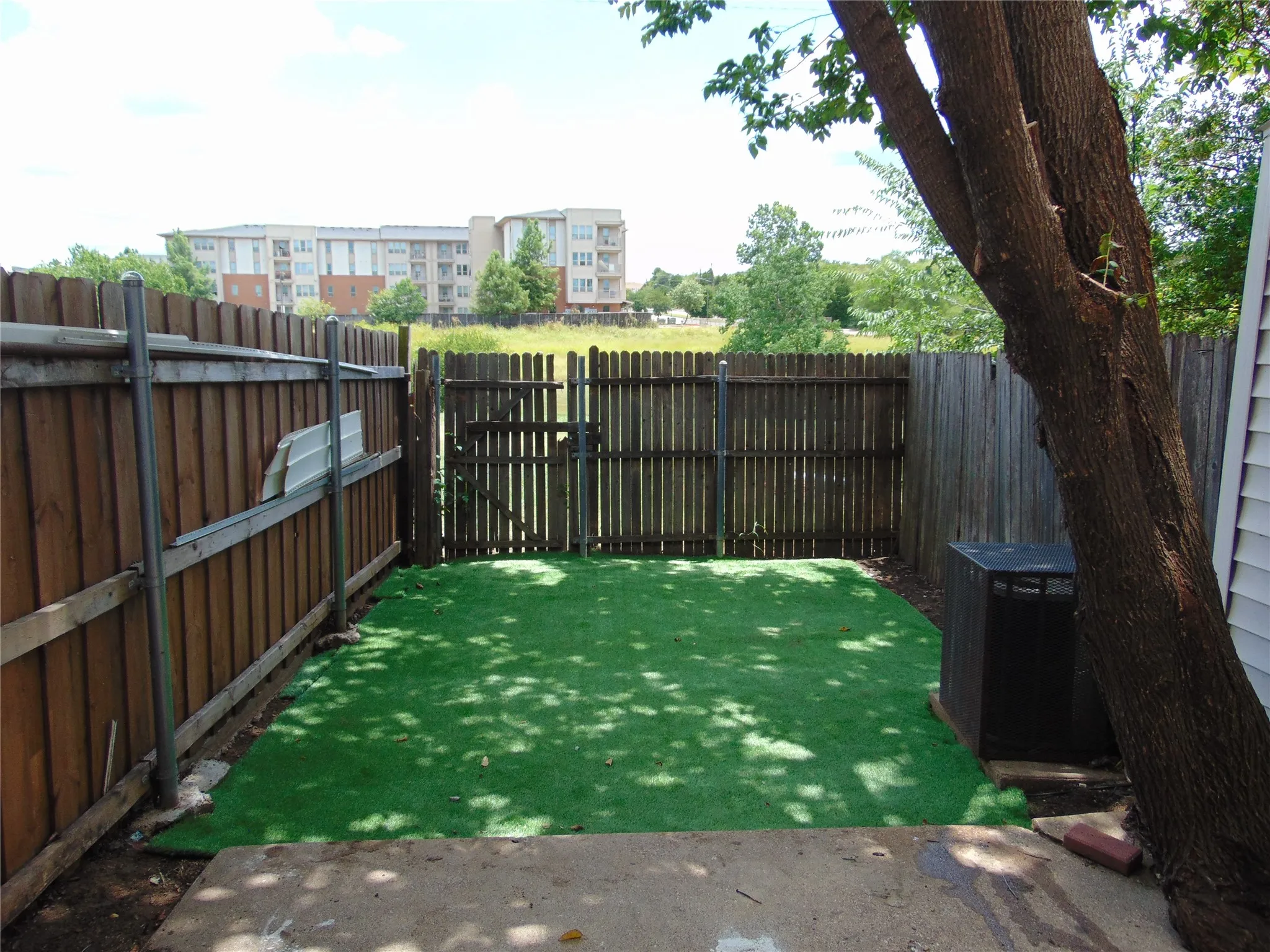 Townhouse For Sale in Dallas County , 2146 Aspen Drive, Dallas, Texas 75227, 2 Bedroom, 2 Bathroom, Garage spaces, 1,110 Sqft, built in 1983, mls#21325612, Real Estate Agent in Dallas, Homes For Sale in Dallas county, Homes For Sale in Dallas, Realtor in Dallas Texas, Real Estate Brokerage Independent Realty Texas, Luminita Cordes Realtor