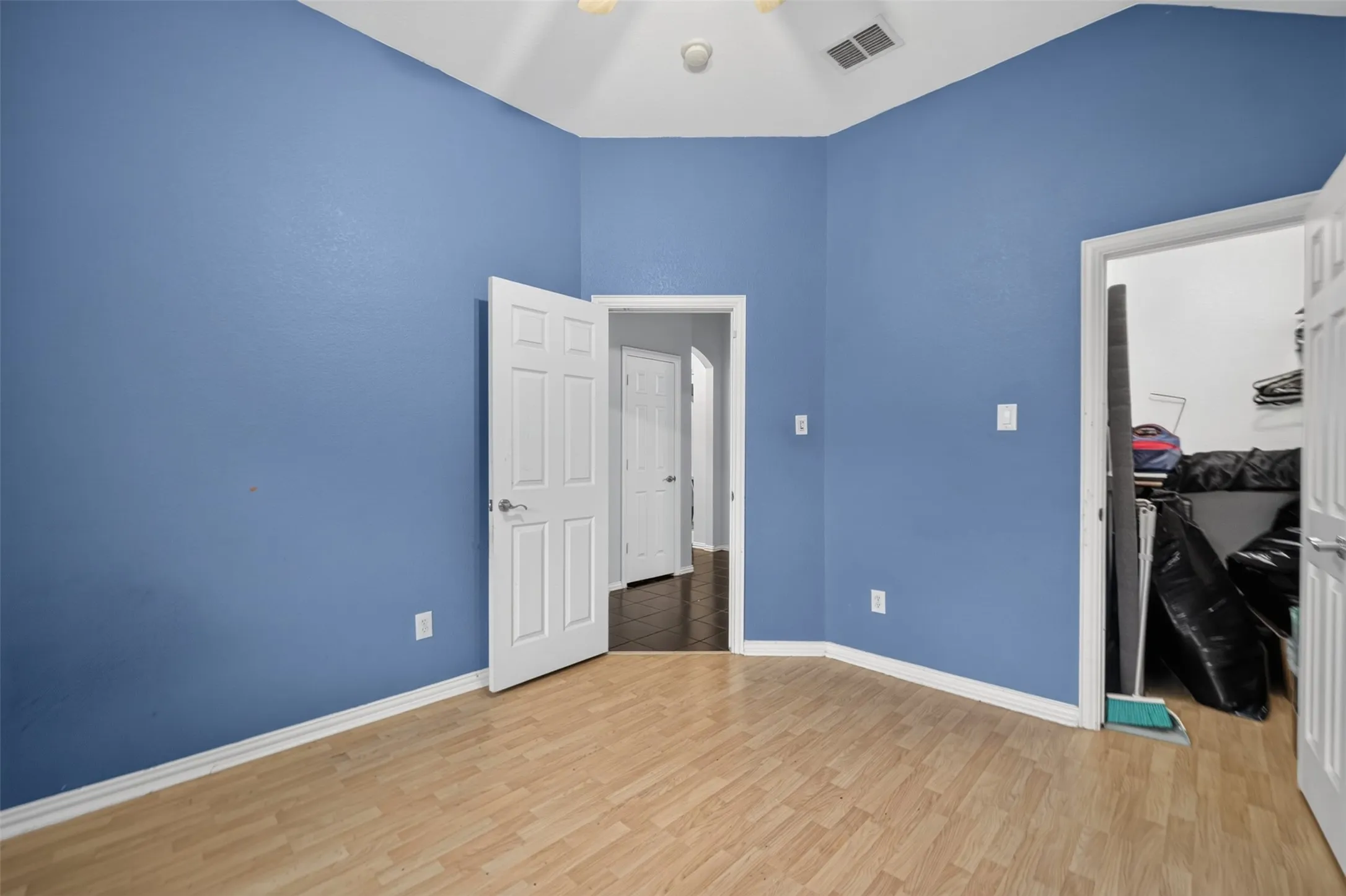 Single Family Residence For Sale in Tarrant County , 701 Boone Trail, Mansfield, Texas 76063, 4 Bedroom, 3 Bathroom, 2 Garage spaces, 3,162 Sqft, built in 2001, mls#21330529, Real Estate Agent in Mansfield, Homes For Sale in Tarrant county, Homes For Sale in Mansfield, Realtor in Mansfield Texas, Real Estate Brokerage Independent Realty Texas, Luminita Cordes Realtor