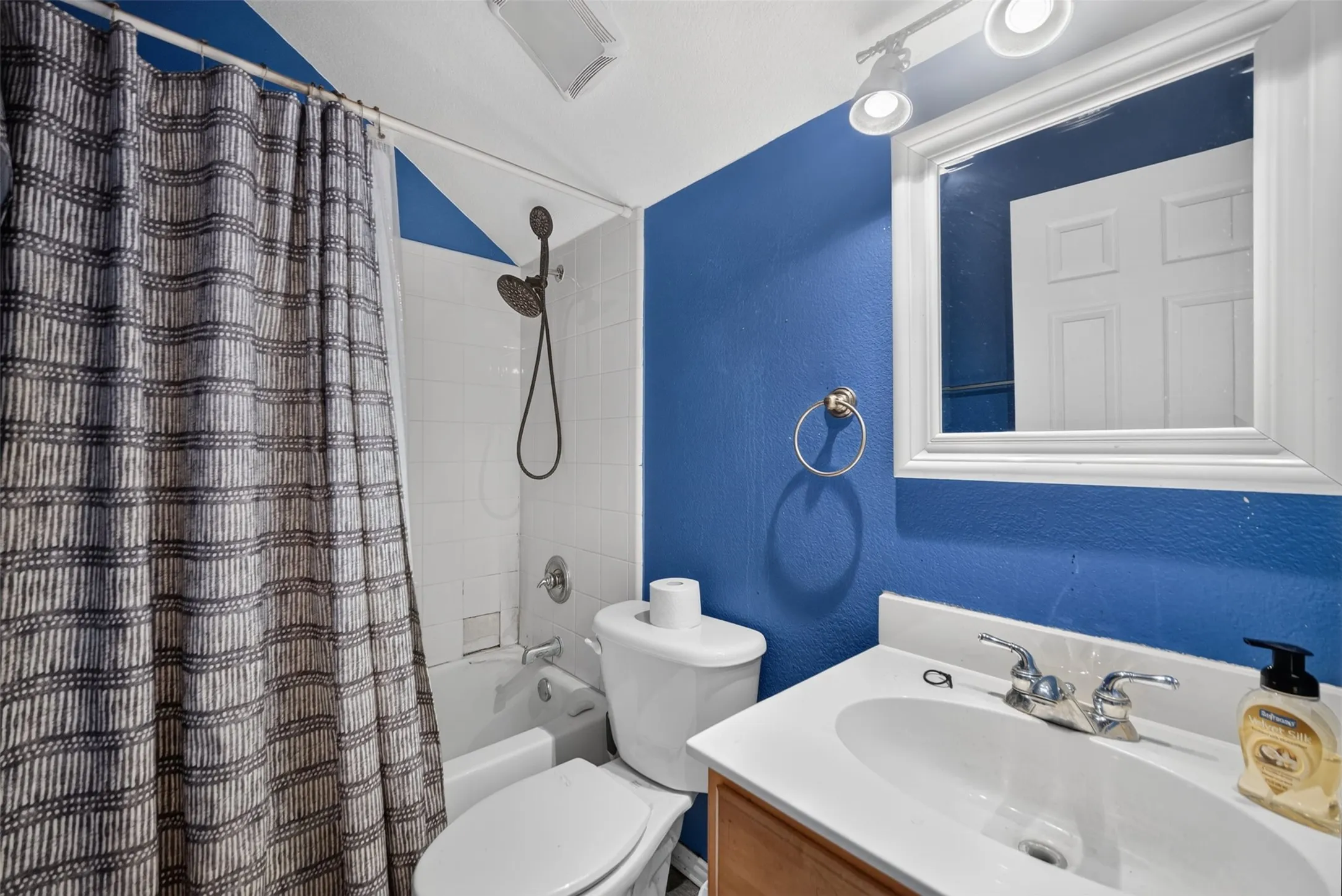 Single Family Residence For Sale in Tarrant County , 701 Boone Trail, Mansfield, Texas 76063, 4 Bedroom, 3 Bathroom, 2 Garage spaces, 3,162 Sqft, built in 2001, mls#21330529, Real Estate Agent in Mansfield, Homes For Sale in Tarrant county, Homes For Sale in Mansfield, Realtor in Mansfield Texas, Real Estate Brokerage Independent Realty Texas, Luminita Cordes Realtor