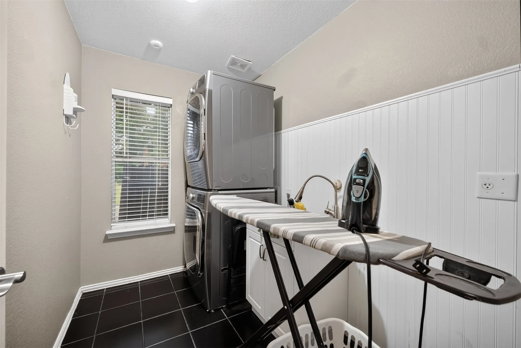 Single Family Residence For Sale in Tarrant County , 701 Boone Trail, Mansfield, Texas 76063, 4 Bedroom, 3 Bathroom, 2 Garage spaces, 3,162 Sqft, built in 2001, mls#21330529, Real Estate Agent in Mansfield, Homes For Sale in Tarrant county, Homes For Sale in Mansfield, Realtor in Mansfield Texas, Real Estate Brokerage Independent Realty Texas, Luminita Cordes Realtor