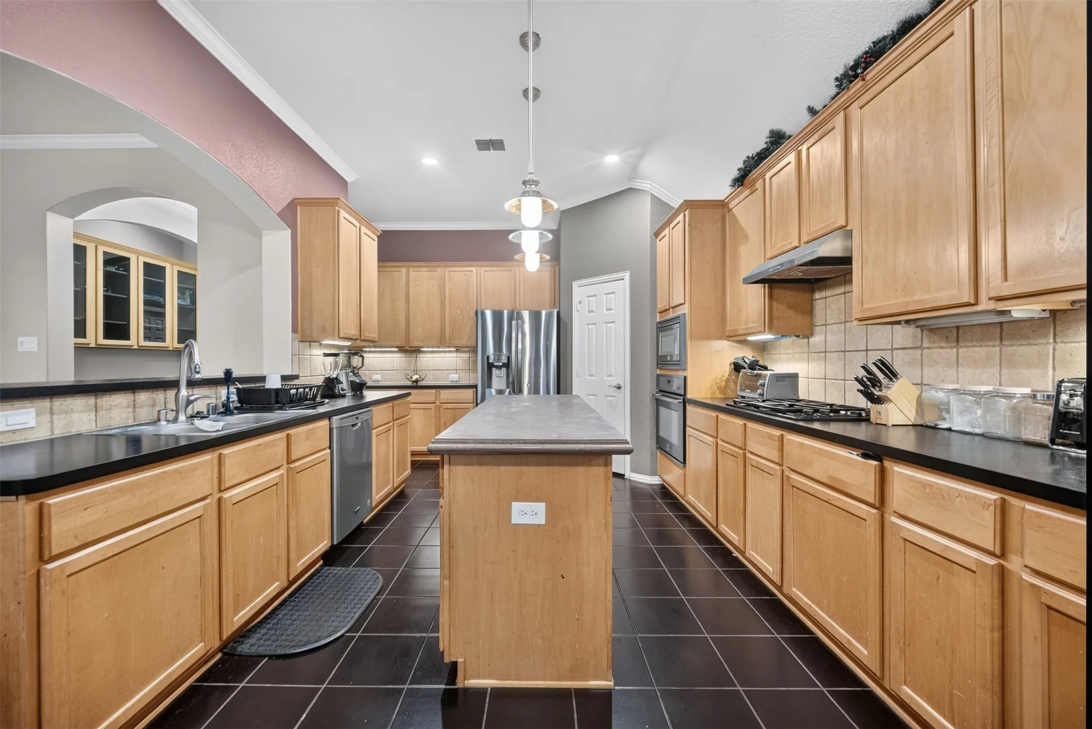 Single Family Residence For Sale in Tarrant County , 701 Boone Trail, Mansfield, Texas 76063, 4 Bedroom, 3 Bathroom, 2 Garage spaces, 3,162 Sqft, built in 2001, mls#21330529, Real Estate Agent in Mansfield, Homes For Sale in Tarrant county, Homes For Sale in Mansfield, Realtor in Mansfield Texas, Real Estate Brokerage Independent Realty Texas, Luminita Cordes Realtor