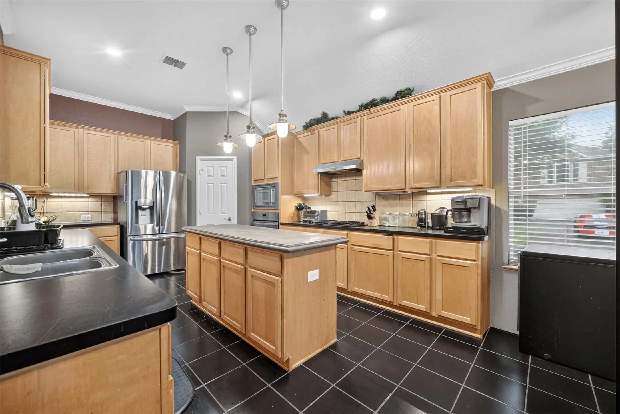 Single Family Residence For Sale in Tarrant County , 701 Boone Trail, Mansfield, Texas 76063, 4 Bedroom, 3 Bathroom, 2 Garage spaces, 3,162 Sqft, built in 2001, mls#21330529, Real Estate Agent in Mansfield, Homes For Sale in Tarrant county, Homes For Sale in Mansfield, Realtor in Mansfield Texas, Real Estate Brokerage Independent Realty Texas, Luminita Cordes Realtor
