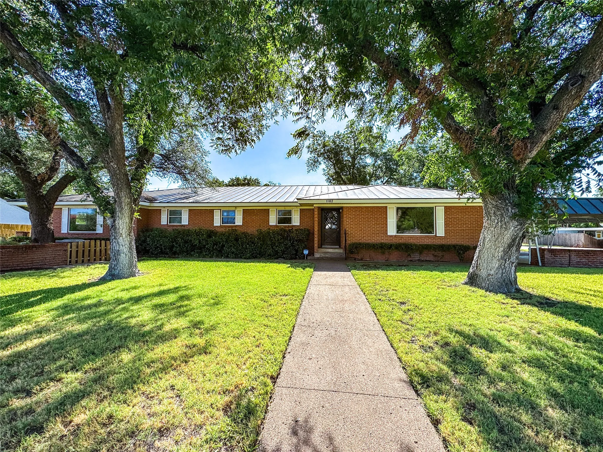 Apartment For Sale in Haskell County , 1102 N Avenue G, Haskell, Texas 79521, 4 Bedroom, 3 Bathroom, 2 Garage spaces, 4,402 Sqft, built in 1965, mls#21330675, Real Estate Agent in Haskell, Homes For Sale in Haskell county, Homes For Sale in Haskell, Realtor in Haskell Texas, Real Estate Brokerage Independent Realty Texas, Luminita Cordes Realtor
