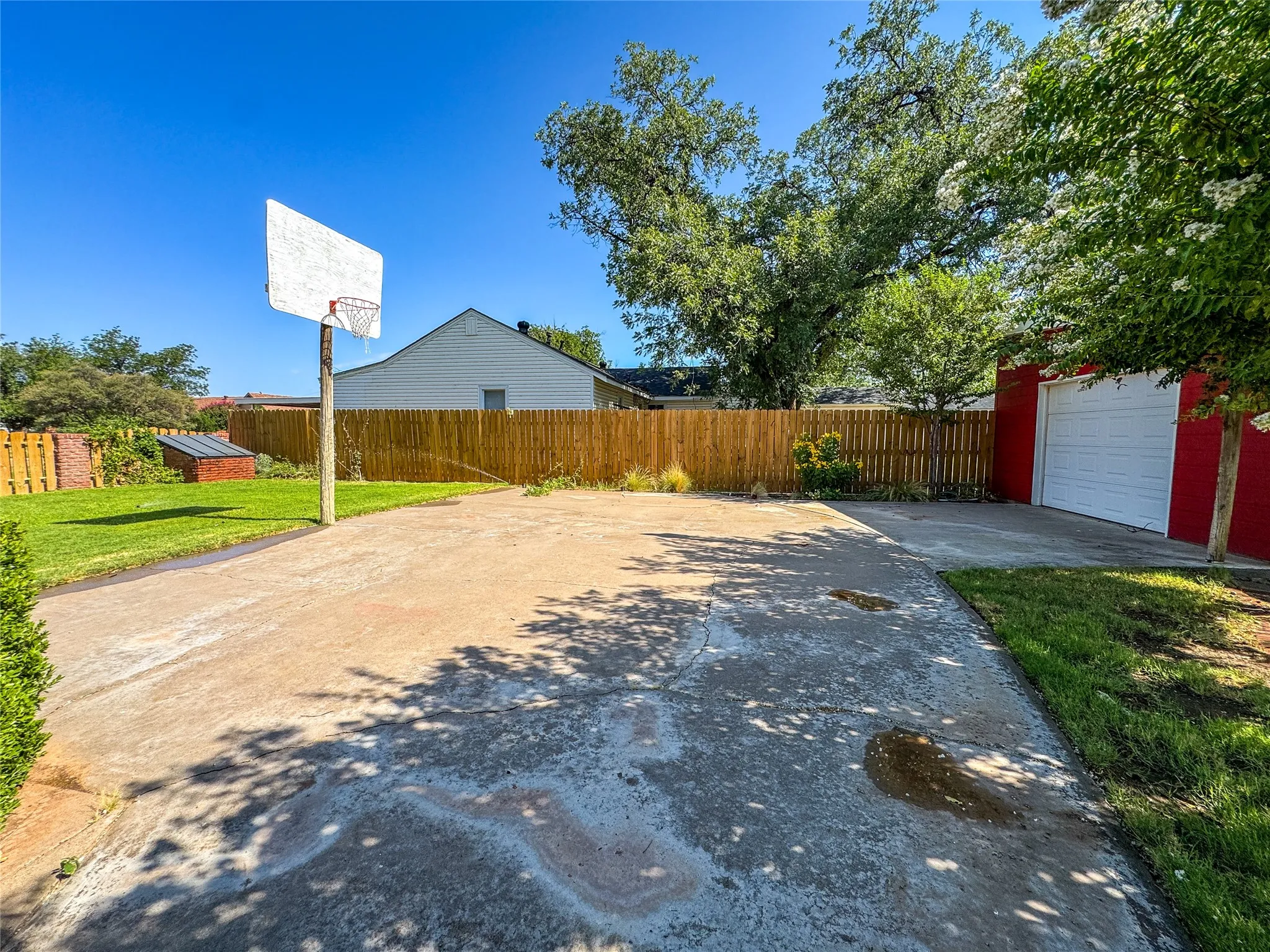 Apartment For Sale in Haskell County , 1102 N Avenue G, Haskell, Texas 79521, 4 Bedroom, 3 Bathroom, 2 Garage spaces, 4,402 Sqft, built in 1965, mls#21330675, Real Estate Agent in Haskell, Homes For Sale in Haskell county, Homes For Sale in Haskell, Realtor in Haskell Texas, Real Estate Brokerage Independent Realty Texas, Luminita Cordes Realtor