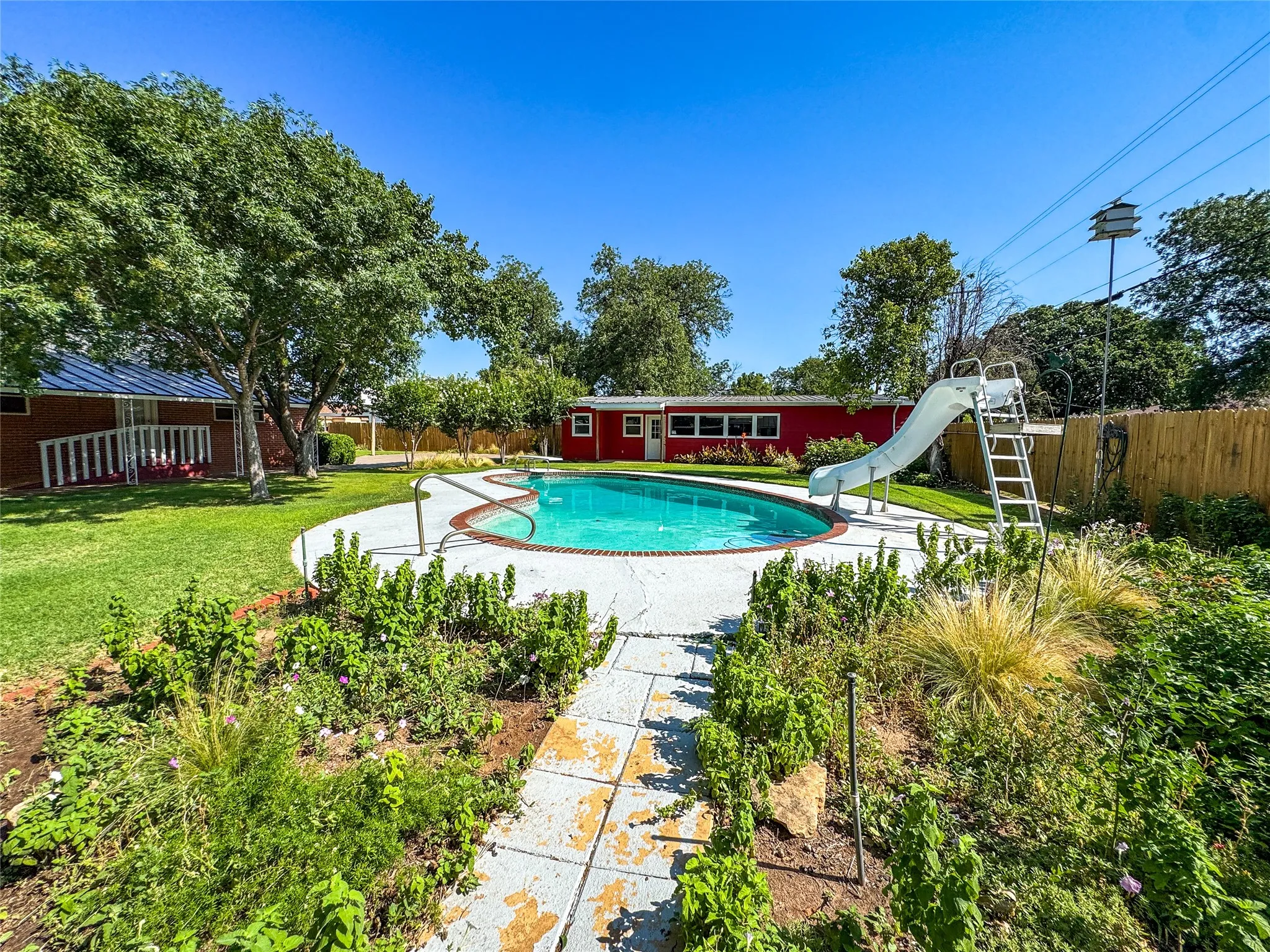 Apartment For Sale in Haskell County , 1102 N Avenue G, Haskell, Texas 79521, 4 Bedroom, 3 Bathroom, 2 Garage spaces, 4,402 Sqft, built in 1965, mls#21330675, Real Estate Agent in Haskell, Homes For Sale in Haskell county, Homes For Sale in Haskell, Realtor in Haskell Texas, Real Estate Brokerage Independent Realty Texas, Luminita Cordes Realtor