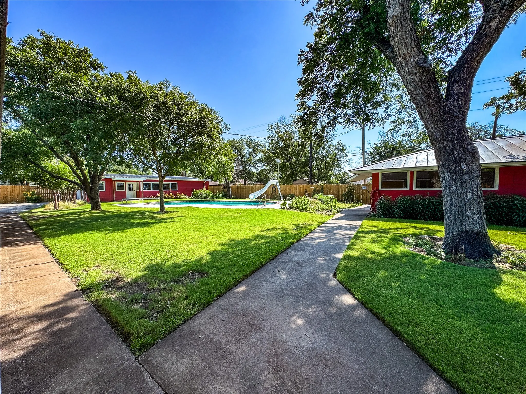 Apartment For Sale in Haskell County , 1102 N Avenue G, Haskell, Texas 79521, 4 Bedroom, 3 Bathroom, 2 Garage spaces, 4,402 Sqft, built in 1965, mls#21330675, Real Estate Agent in Haskell, Homes For Sale in Haskell county, Homes For Sale in Haskell, Realtor in Haskell Texas, Real Estate Brokerage Independent Realty Texas, Luminita Cordes Realtor