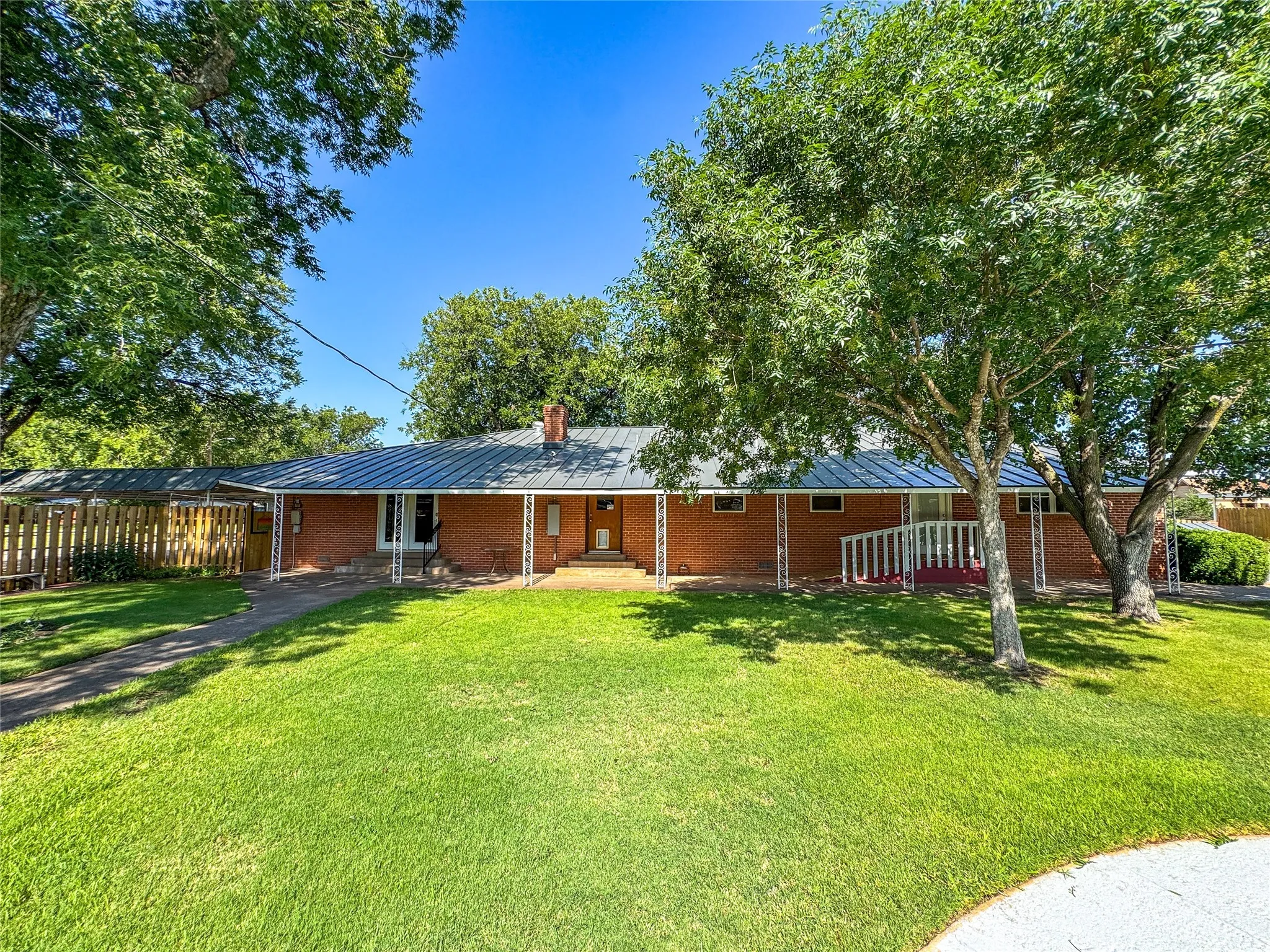 Apartment For Sale in Haskell County , 1102 N Avenue G, Haskell, Texas 79521, 4 Bedroom, 3 Bathroom, 2 Garage spaces, 4,402 Sqft, built in 1965, mls#21330675, Real Estate Agent in Haskell, Homes For Sale in Haskell county, Homes For Sale in Haskell, Realtor in Haskell Texas, Real Estate Brokerage Independent Realty Texas, Luminita Cordes Realtor