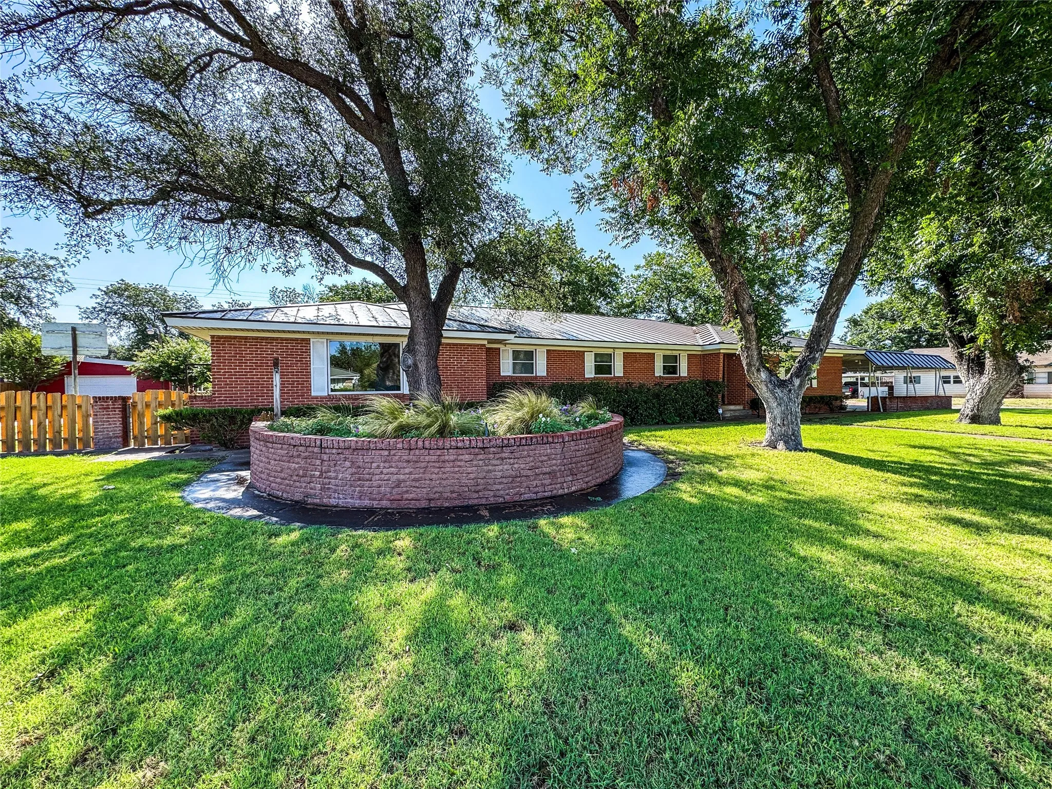 Apartment For Sale in Haskell County , 1102 N Avenue G, Haskell, Texas 79521, 4 Bedroom, 3 Bathroom, 2 Garage spaces, 4,402 Sqft, built in 1965, mls#21330675, Real Estate Agent in Haskell, Homes For Sale in Haskell county, Homes For Sale in Haskell, Realtor in Haskell Texas, Real Estate Brokerage Independent Realty Texas, Luminita Cordes Realtor