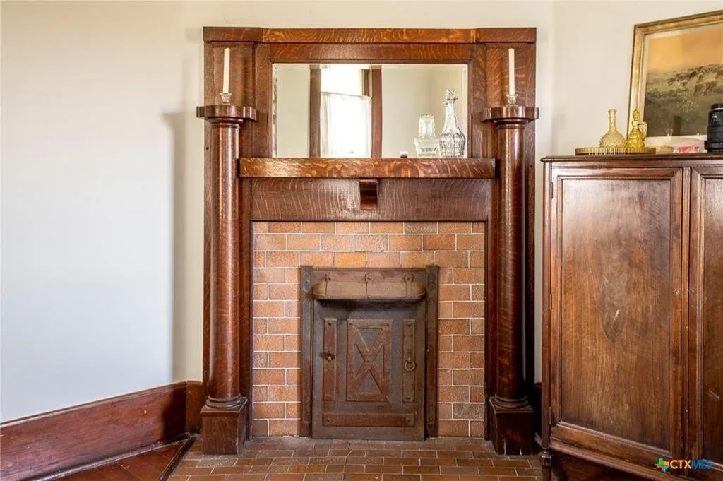 Single Family Residence For Sale in Coryell County , 16455 FM 107, Moody, Texas 76557, 4 Bedroom, 2 Bathroom, Garage spaces, 2,772 Sqft, built in 1914, mls#21330914, Real Estate Agent in Moody, Homes For Sale in Coryell county, Homes For Sale in Moody, Realtor in Moody Texas, Real Estate Brokerage Independent Realty Texas, Luminita Cordes Realtor