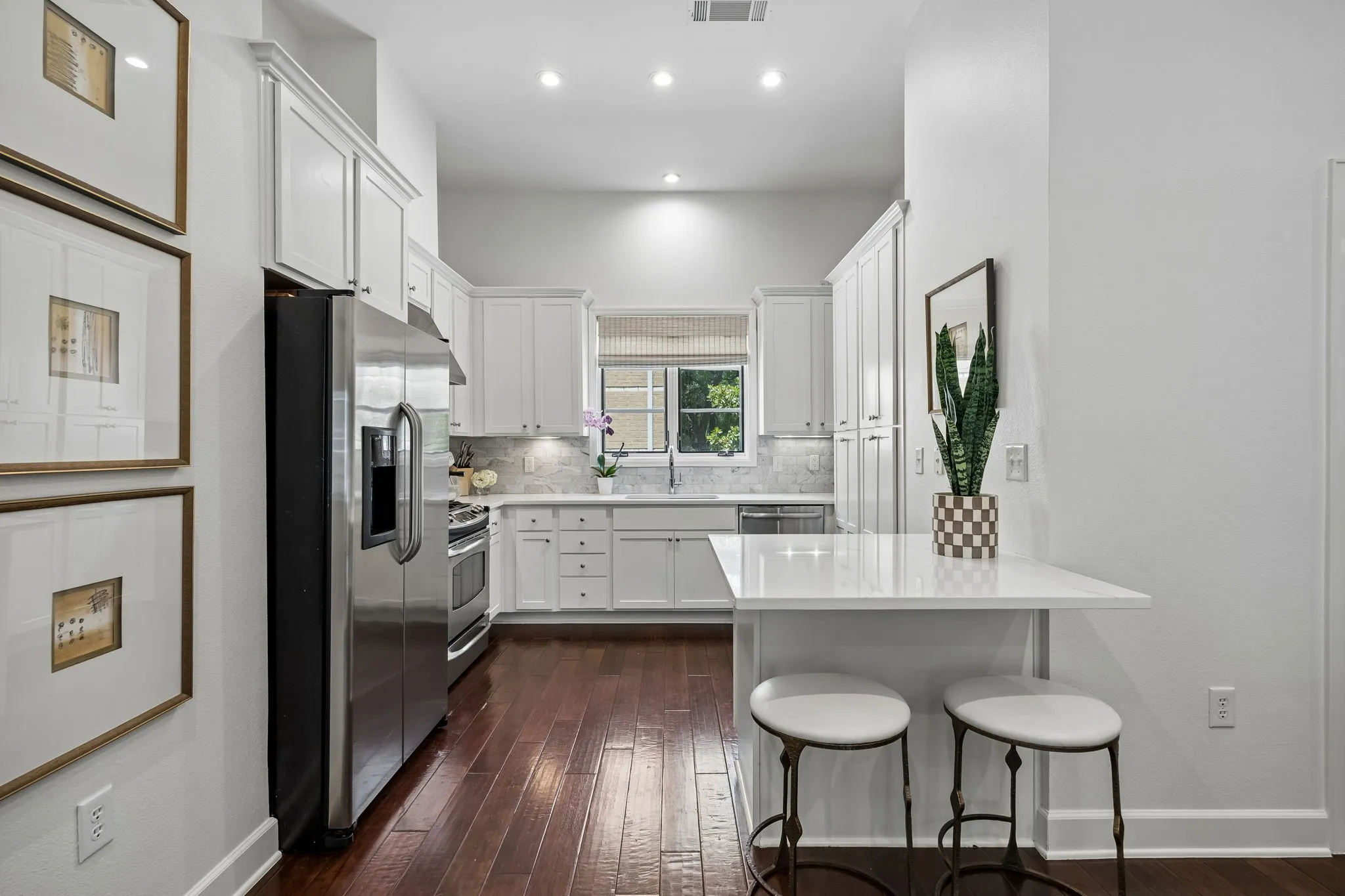 Condominium For Sale in Dallas County , 3210 Carlisle Street 48, Dallas, Texas 75204, 2 Bedroom, 3 Bathroom, 2 Garage spaces, 1,622 Sqft, built in 2006, mls#21331098, Real Estate Agent in Dallas, Homes For Sale in Dallas county, Homes For Sale in Dallas, Realtor in Dallas Texas, Real Estate Brokerage Independent Realty Texas, Luminita Cordes Realtor