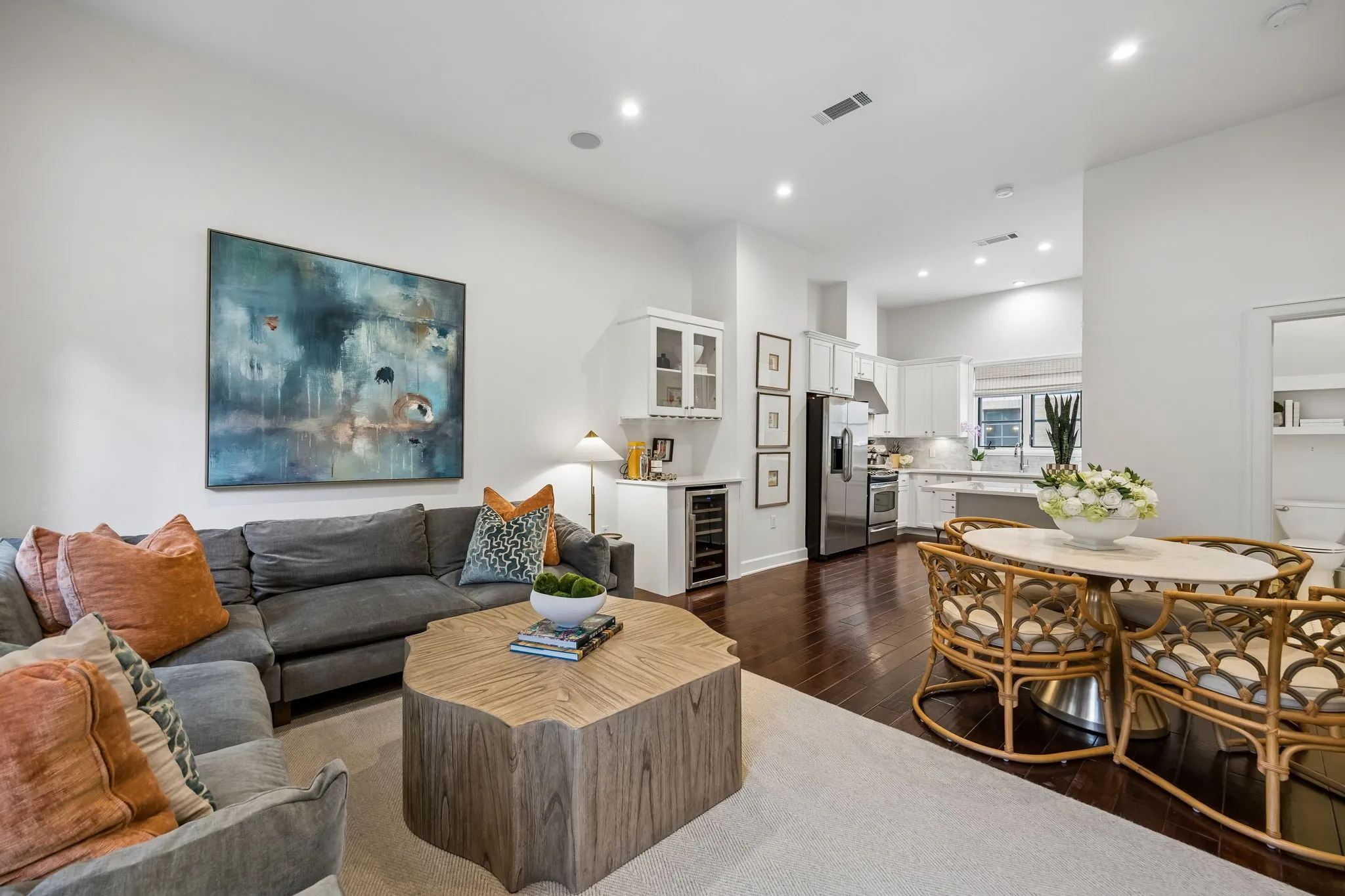 Condominium For Sale in Dallas County , 3210 Carlisle Street 48, Dallas, Texas 75204, 2 Bedroom, 3 Bathroom, 2 Garage spaces, 1,622 Sqft, built in 2006, mls#21331098, Real Estate Agent in Dallas, Homes For Sale in Dallas county, Homes For Sale in Dallas, Realtor in Dallas Texas, Real Estate Brokerage Independent Realty Texas, Luminita Cordes Realtor