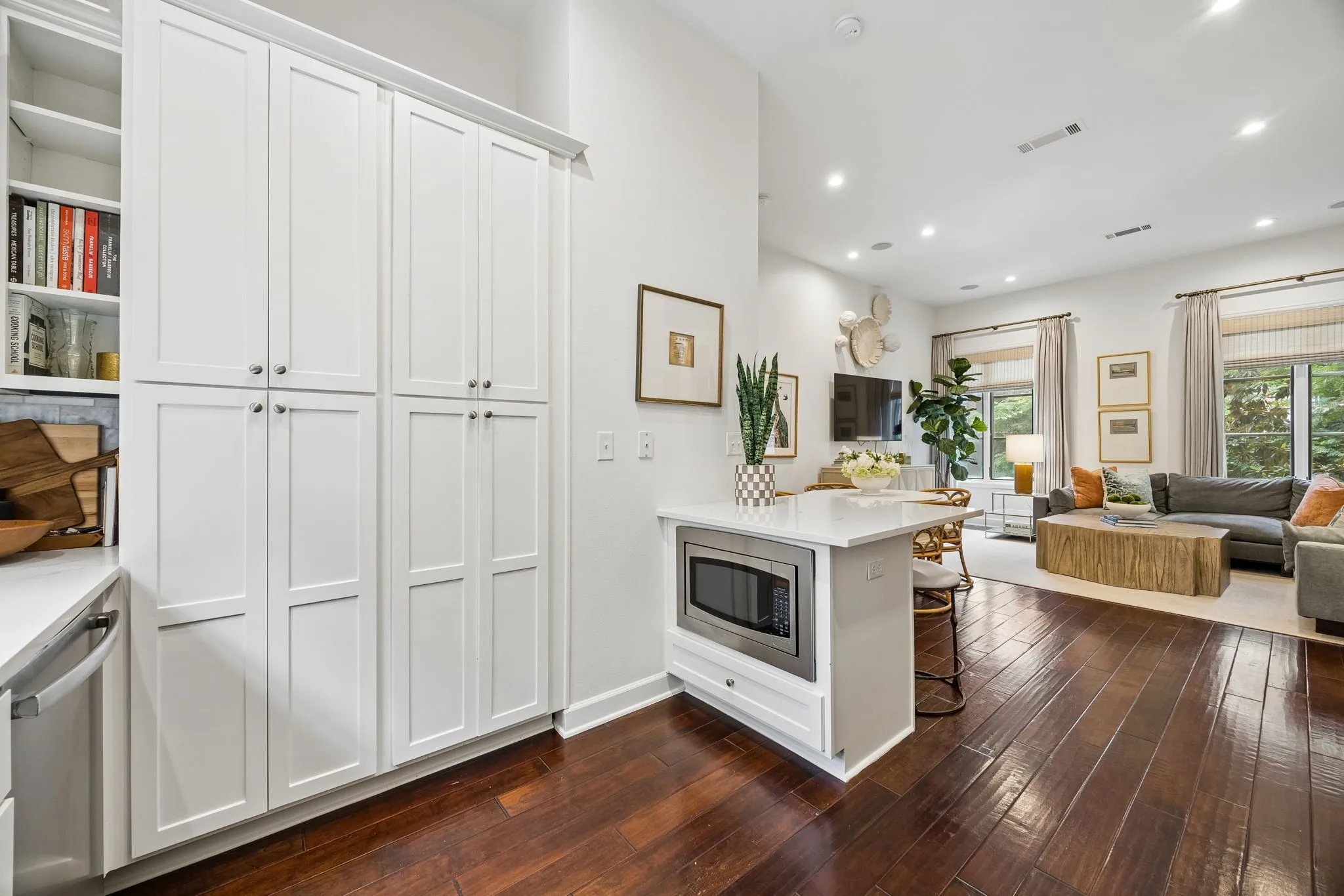 Condominium For Sale in Dallas County , 3210 Carlisle Street 48, Dallas, Texas 75204, 2 Bedroom, 3 Bathroom, 2 Garage spaces, 1,622 Sqft, built in 2006, mls#21331098, Real Estate Agent in Dallas, Homes For Sale in Dallas county, Homes For Sale in Dallas, Realtor in Dallas Texas, Real Estate Brokerage Independent Realty Texas, Luminita Cordes Realtor