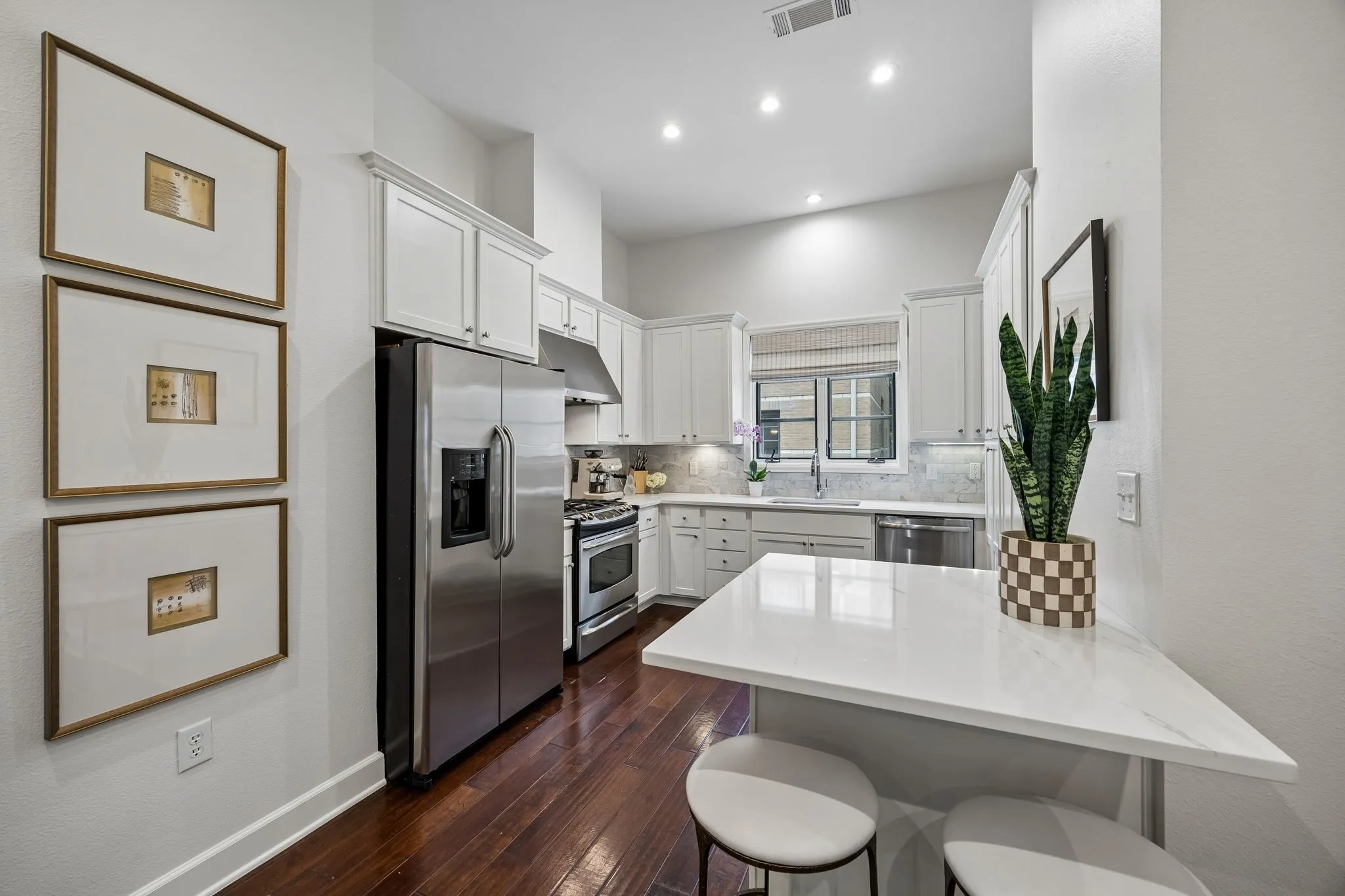 Condominium For Sale in Dallas County , 3210 Carlisle Street 48, Dallas, Texas 75204, 2 Bedroom, 3 Bathroom, 2 Garage spaces, 1,622 Sqft, built in 2006, mls#21331098, Real Estate Agent in Dallas, Homes For Sale in Dallas county, Homes For Sale in Dallas, Realtor in Dallas Texas, Real Estate Brokerage Independent Realty Texas, Luminita Cordes Realtor