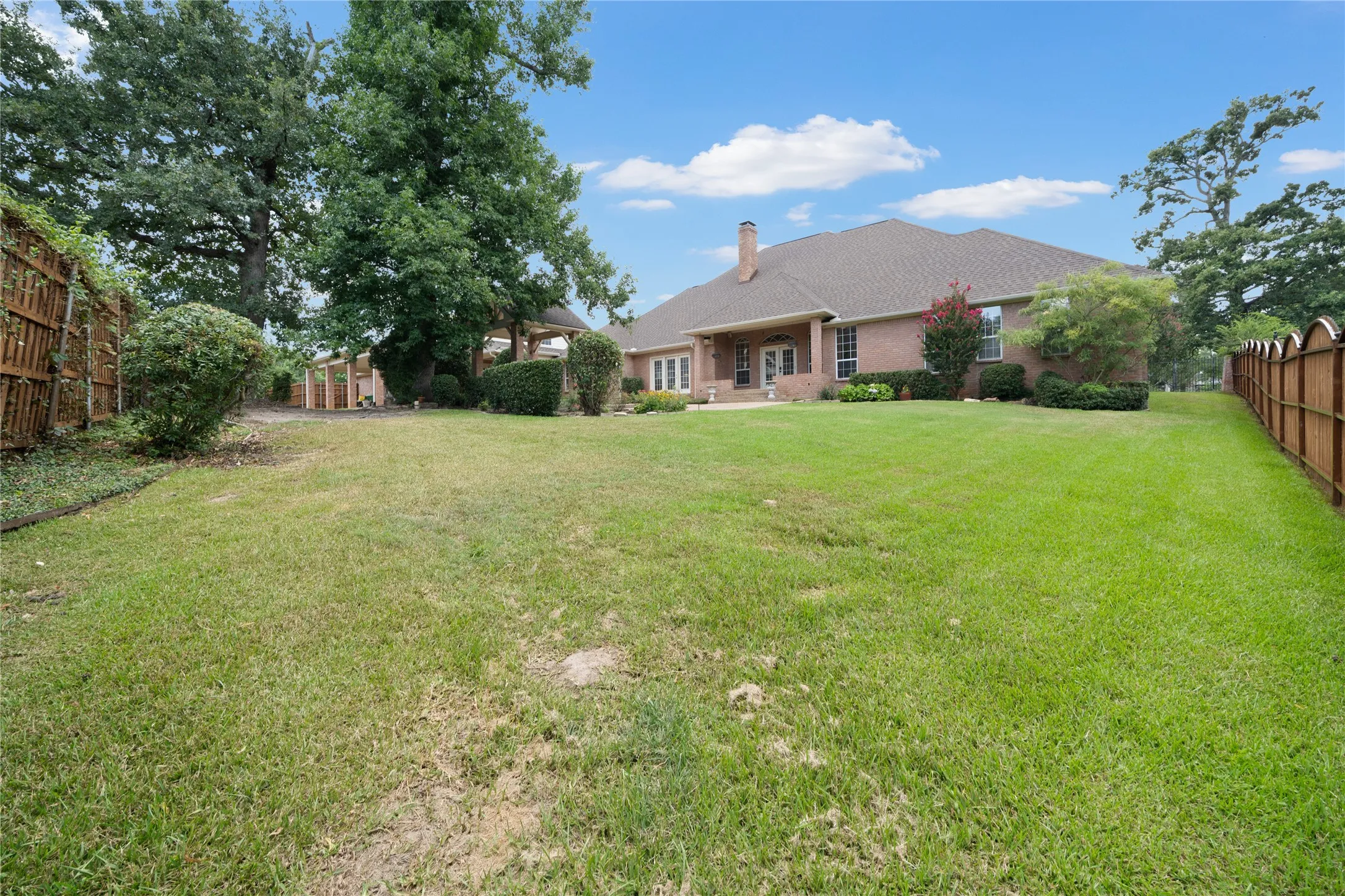 Single Family Residence For Sale in Smith County , 7402 Hollytree Drive, Tyler, Texas 75703, 4 Bedrooms, 4 Bathrooms, 8 Garage spaces, 6,676 Sqft, built in 1998, Price $995,000, mls#21330783, Real Estate Agent in Tyler, Homes For Sale in Smith county, Homes For Sale in Tyler, Realtor in Tyler Texas, Real Estate Brokerage Independent Realty Texas, Luminita Cordes Realtor