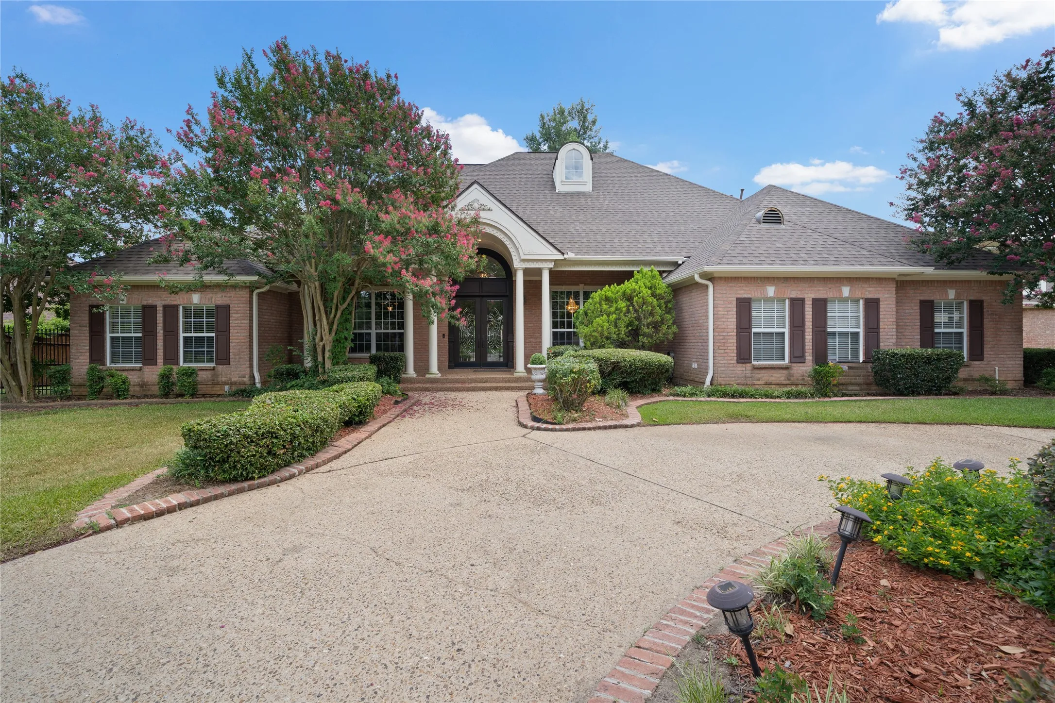 Single Family Residence For Sale in Smith County , 7402 Hollytree Drive, Tyler, Texas 75703, 4 Bedrooms, 4 Bathrooms, 8 Garage spaces, 6,676 Sqft, built in 1998, Price $995,000, mls#21330783, Real Estate Agent in Tyler, Homes For Sale in Smith county, Homes For Sale in Tyler, Realtor in Tyler Texas, Real Estate Brokerage Independent Realty Texas, Luminita Cordes Realtor