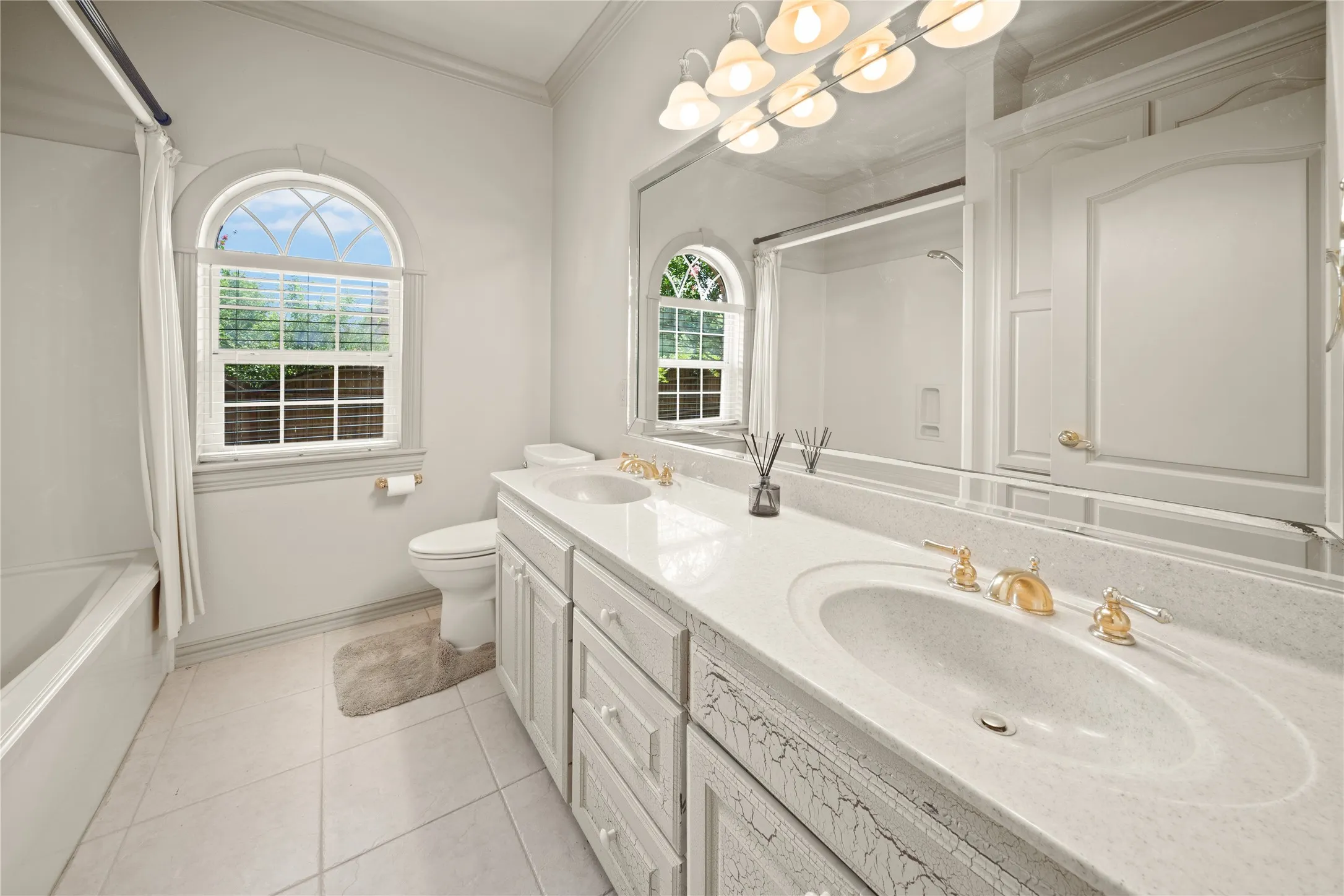 Single Family Residence For Sale in Smith County , 7402 Hollytree Drive, Tyler, Texas 75703, 4 Bedrooms, 4 Bathrooms, 8 Garage spaces, 6,676 Sqft, built in 1998, Price $995,000, mls#21330783, Real Estate Agent in Tyler, Homes For Sale in Smith county, Homes For Sale in Tyler, Realtor in Tyler Texas, Real Estate Brokerage Independent Realty Texas, Luminita Cordes Realtor