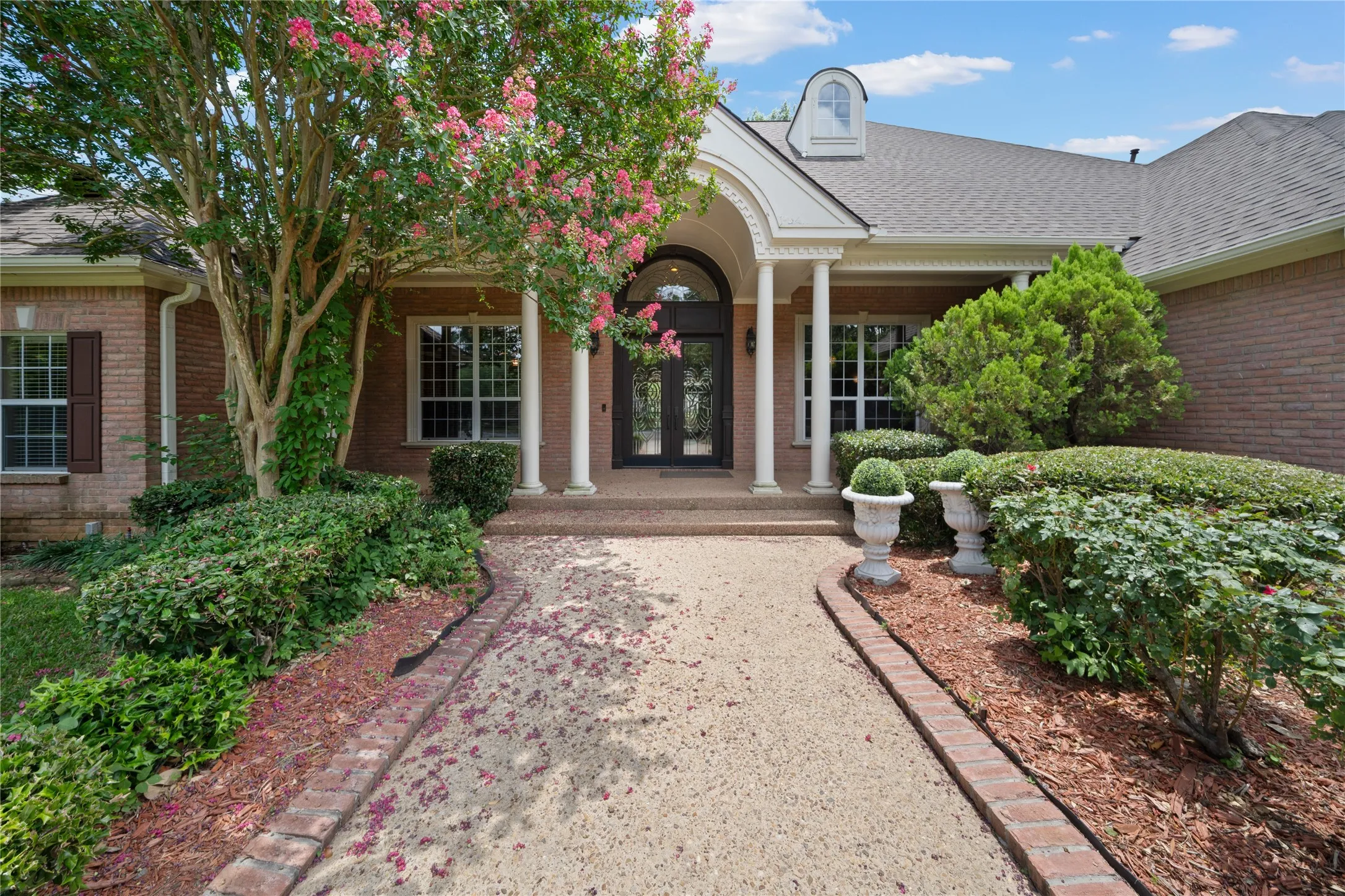 Single Family Residence For Sale in Smith County , 7402 Hollytree Drive, Tyler, Texas 75703, 4 Bedrooms, 4 Bathrooms, 8 Garage spaces, 6,676 Sqft, built in 1998, Price $995,000, mls#21330783, Real Estate Agent in Tyler, Homes For Sale in Smith county, Homes For Sale in Tyler, Realtor in Tyler Texas, Real Estate Brokerage Independent Realty Texas, Luminita Cordes Realtor