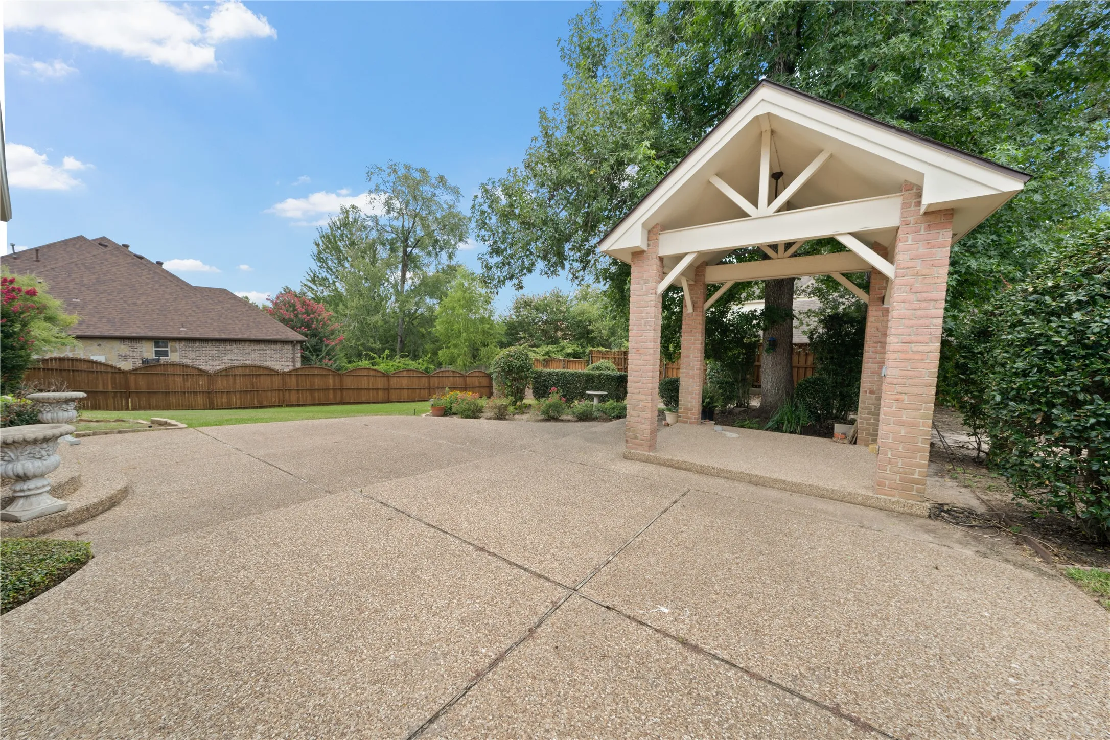 Single Family Residence For Sale in Smith County , 7402 Hollytree Drive, Tyler, Texas 75703, 4 Bedrooms, 4 Bathrooms, 8 Garage spaces, 6,676 Sqft, built in 1998, Price $995,000, mls#21330783, Real Estate Agent in Tyler, Homes For Sale in Smith county, Homes For Sale in Tyler, Realtor in Tyler Texas, Real Estate Brokerage Independent Realty Texas, Luminita Cordes Realtor
