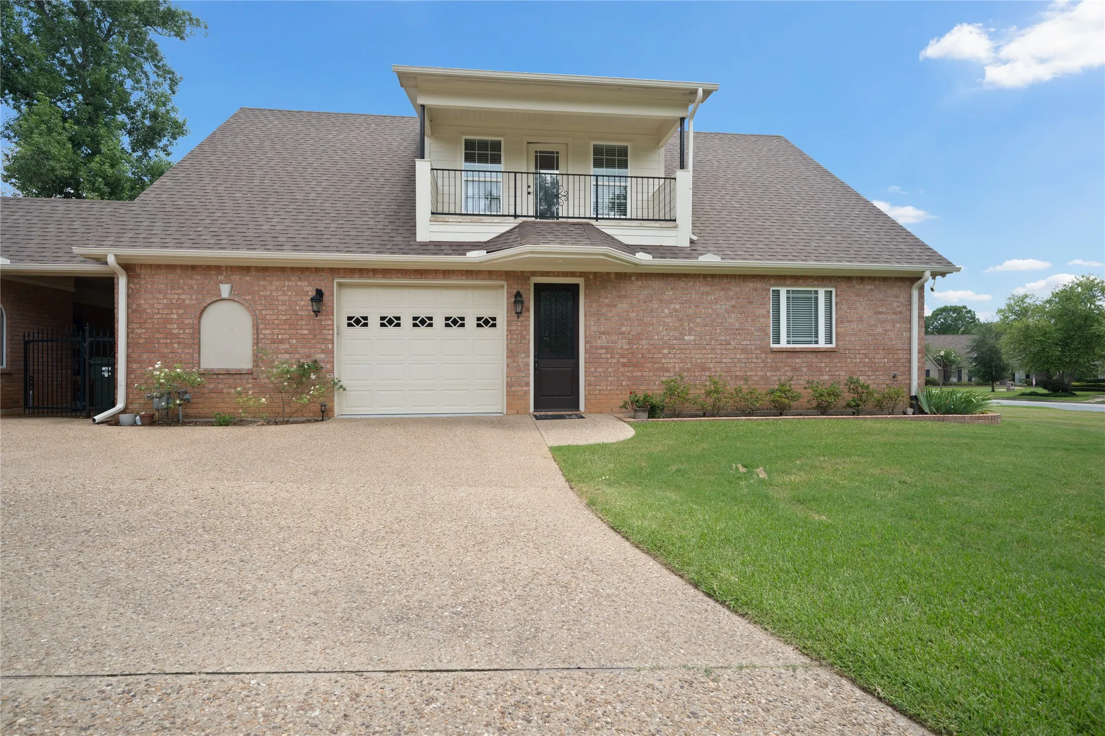 Single Family Residence For Sale in Smith County , 7402 Hollytree Drive, Tyler, Texas 75703, 4 Bedrooms, 4 Bathrooms, 8 Garage spaces, 6,676 Sqft, built in 1998, Price $995,000, mls#21330783, Real Estate Agent in Tyler, Homes For Sale in Smith county, Homes For Sale in Tyler, Realtor in Tyler Texas, Real Estate Brokerage Independent Realty Texas, Luminita Cordes Realtor