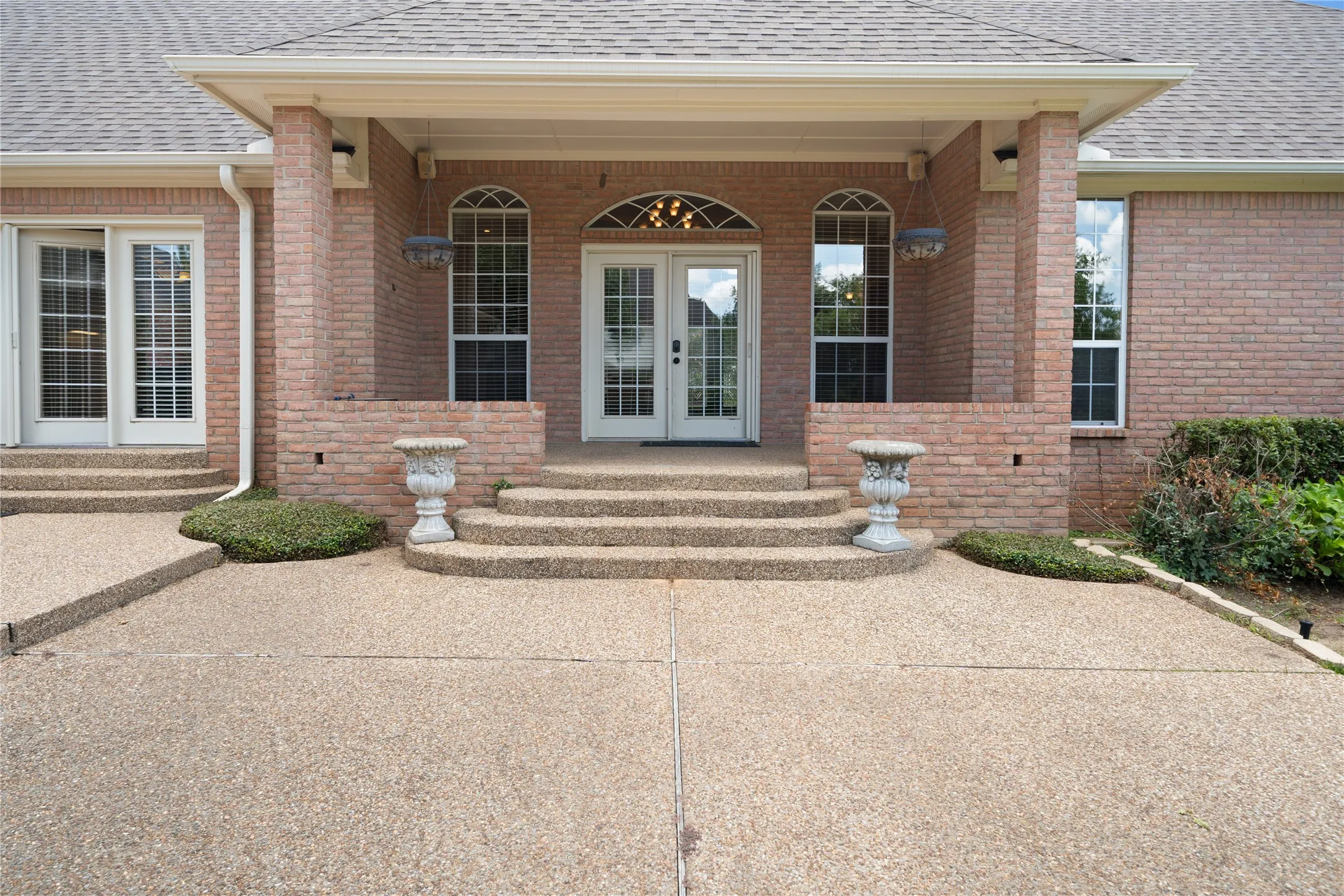 Single Family Residence For Sale in Smith County , 7402 Hollytree Drive, Tyler, Texas 75703, 4 Bedrooms, 4 Bathrooms, 8 Garage spaces, 6,676 Sqft, built in 1998, Price $995,000, mls#21330783, Real Estate Agent in Tyler, Homes For Sale in Smith county, Homes For Sale in Tyler, Realtor in Tyler Texas, Real Estate Brokerage Independent Realty Texas, Luminita Cordes Realtor