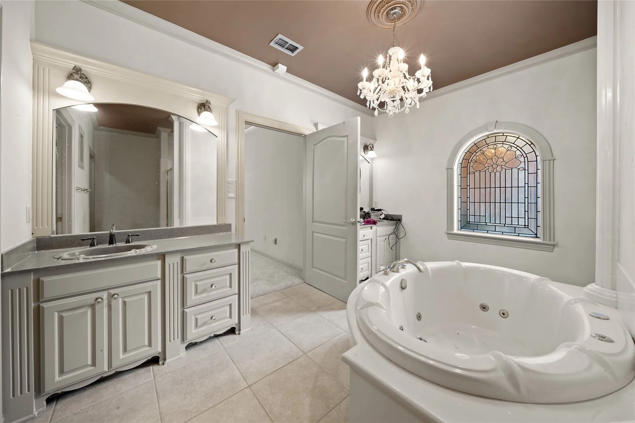 Single Family Residence For Sale in Smith County , 7402 Hollytree Drive, Tyler, Texas 75703, 4 Bedrooms, 4 Bathrooms, 8 Garage spaces, 6,676 Sqft, built in 1998, Price $995,000, mls#21330783, Real Estate Agent in Tyler, Homes For Sale in Smith county, Homes For Sale in Tyler, Realtor in Tyler Texas, Real Estate Brokerage Independent Realty Texas, Luminita Cordes Realtor
