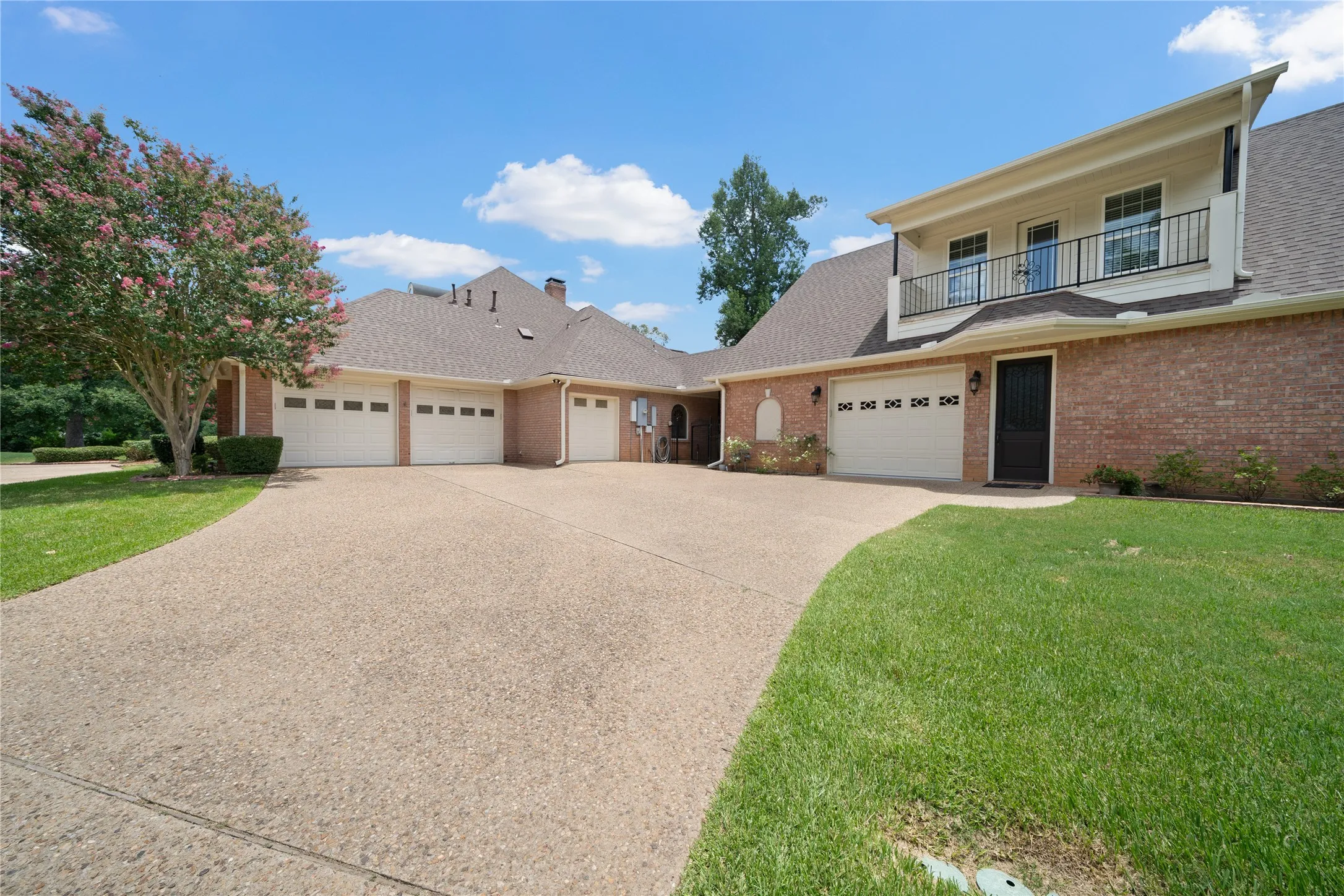 Single Family Residence For Sale in Smith County , 7402 Hollytree Drive, Tyler, Texas 75703, 4 Bedrooms, 4 Bathrooms, 8 Garage spaces, 6,676 Sqft, built in 1998, Price $995,000, mls#21330783, Real Estate Agent in Tyler, Homes For Sale in Smith county, Homes For Sale in Tyler, Realtor in Tyler Texas, Real Estate Brokerage Independent Realty Texas, Luminita Cordes Realtor