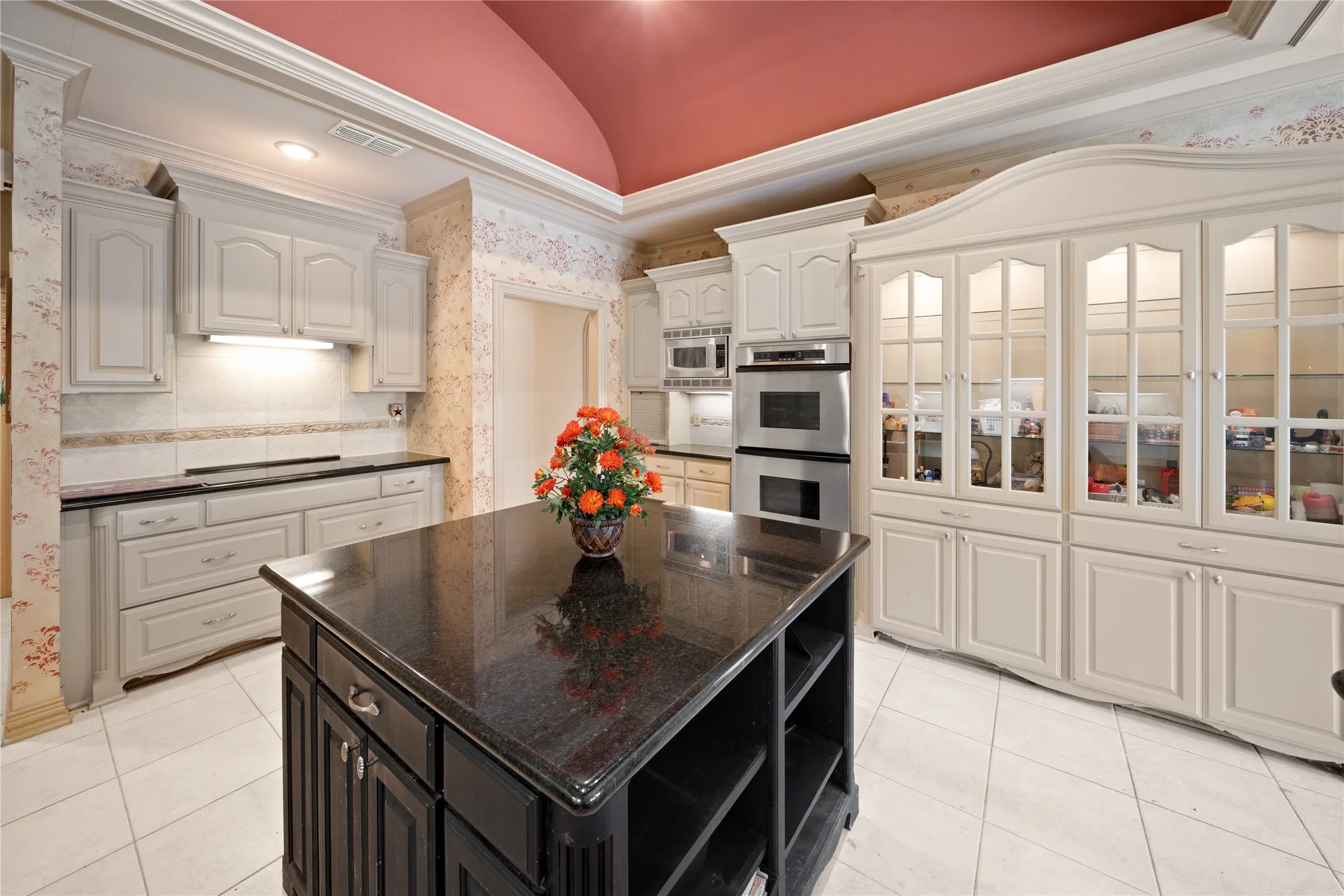 Single Family Residence For Sale in Smith County , 7402 Hollytree Drive, Tyler, Texas 75703, 4 Bedrooms, 4 Bathrooms, 8 Garage spaces, 6,676 Sqft, built in 1998, Price $995,000, mls#21330783, Real Estate Agent in Tyler, Homes For Sale in Smith county, Homes For Sale in Tyler, Realtor in Tyler Texas, Real Estate Brokerage Independent Realty Texas, Luminita Cordes Realtor