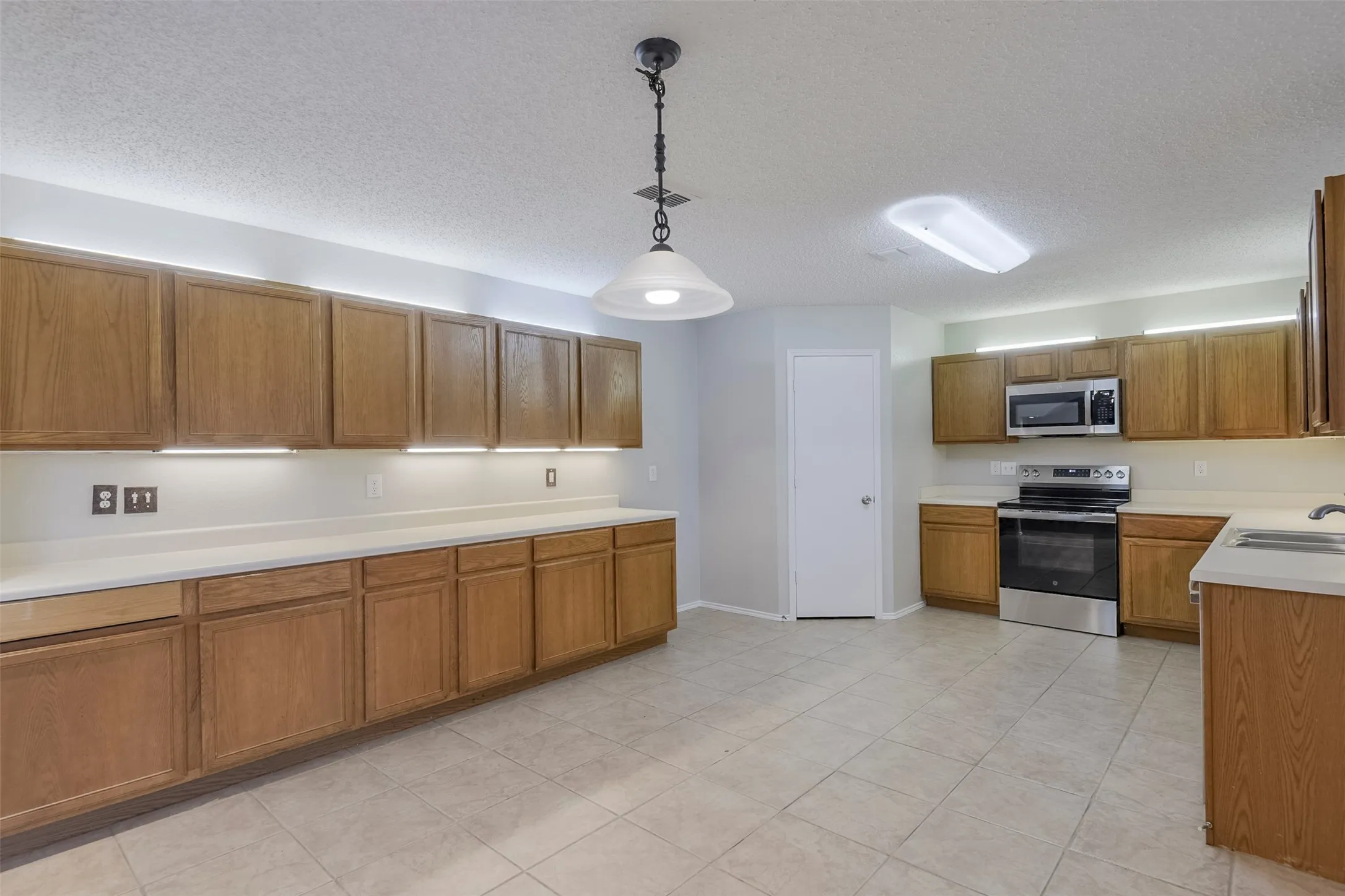 Single Family Residence For Rent in Tarrant County , 5525 Ventura Street, Fort Worth, Texas 76244, 5 Bedroom, 3 Bathroom, 2 Garage spaces, 3,420 Sqft, built in 2002, mls#21331184, Real Estate Agent in Fort Worth, Homes For Rent in Tarrant county, Homes For Rent in Fort Worth, Realtor in Fort Worth Texas, Real Estate Brokerage Independent Realty Texas, Luminita Cordes Realtor