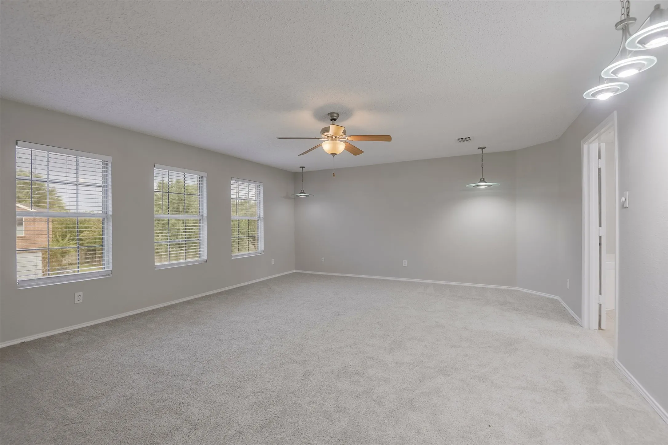 Single Family Residence For Rent in Tarrant County , 5525 Ventura Street, Fort Worth, Texas 76244, 5 Bedroom, 3 Bathroom, 2 Garage spaces, 3,420 Sqft, built in 2002, mls#21331184, Real Estate Agent in Fort Worth, Homes For Rent in Tarrant county, Homes For Rent in Fort Worth, Realtor in Fort Worth Texas, Real Estate Brokerage Independent Realty Texas, Luminita Cordes Realtor