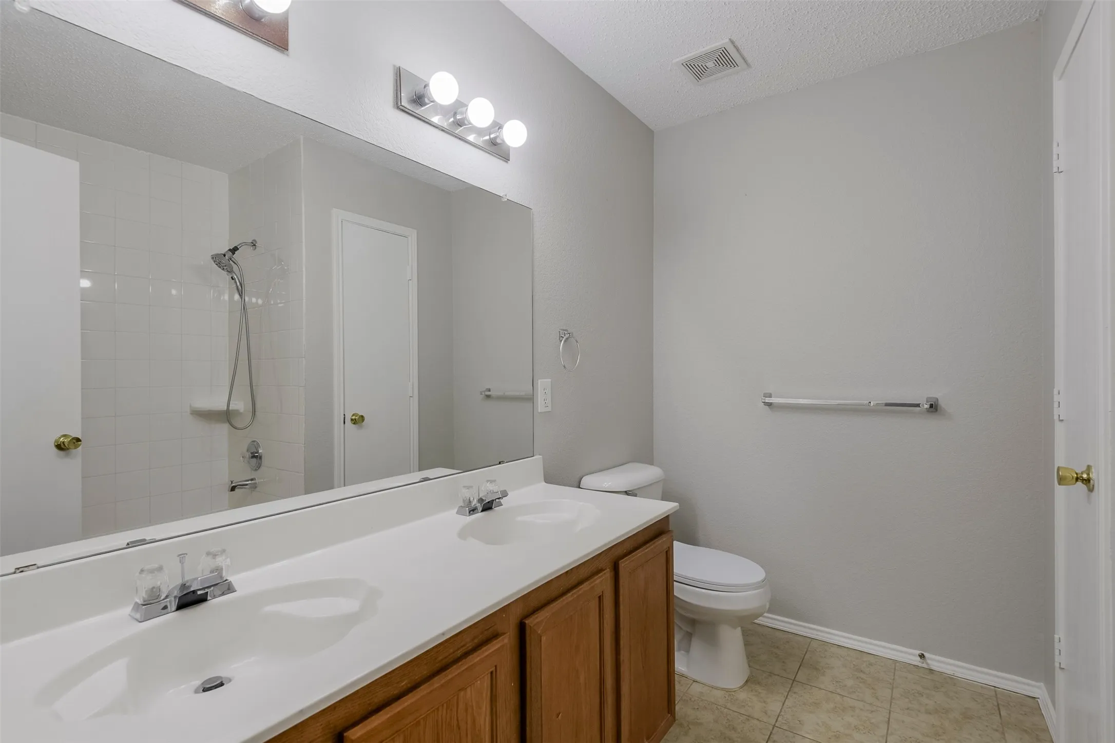 Single Family Residence For Rent in Tarrant County , 5525 Ventura Street, Fort Worth, Texas 76244, 5 Bedroom, 3 Bathroom, 2 Garage spaces, 3,420 Sqft, built in 2002, mls#21331184, Real Estate Agent in Fort Worth, Homes For Rent in Tarrant county, Homes For Rent in Fort Worth, Realtor in Fort Worth Texas, Real Estate Brokerage Independent Realty Texas, Luminita Cordes Realtor