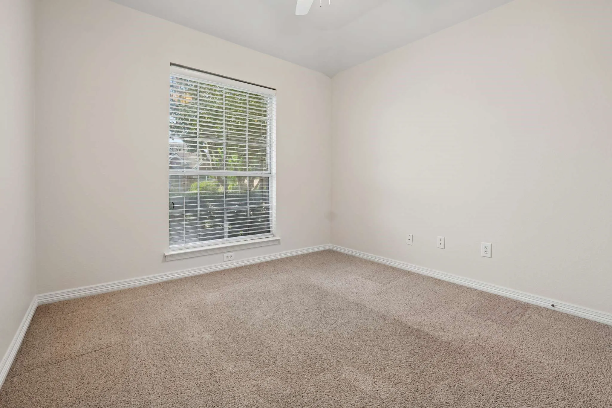 Single Family Residence For Sale in Denton County , 469 Crestview Point Drive, Lewisville, Texas 75067, 3 Bedroom, 2 Bathroom, 2 Garage spaces, 2,113 Sqft, built in 1997, mls#21330226, Real Estate Agent in Lewisville, Homes For Sale in Denton county, Homes For Sale in Lewisville, Realtor in Lewisville Texas, Real Estate Brokerage Independent Realty Texas, Luminita Cordes Realtor