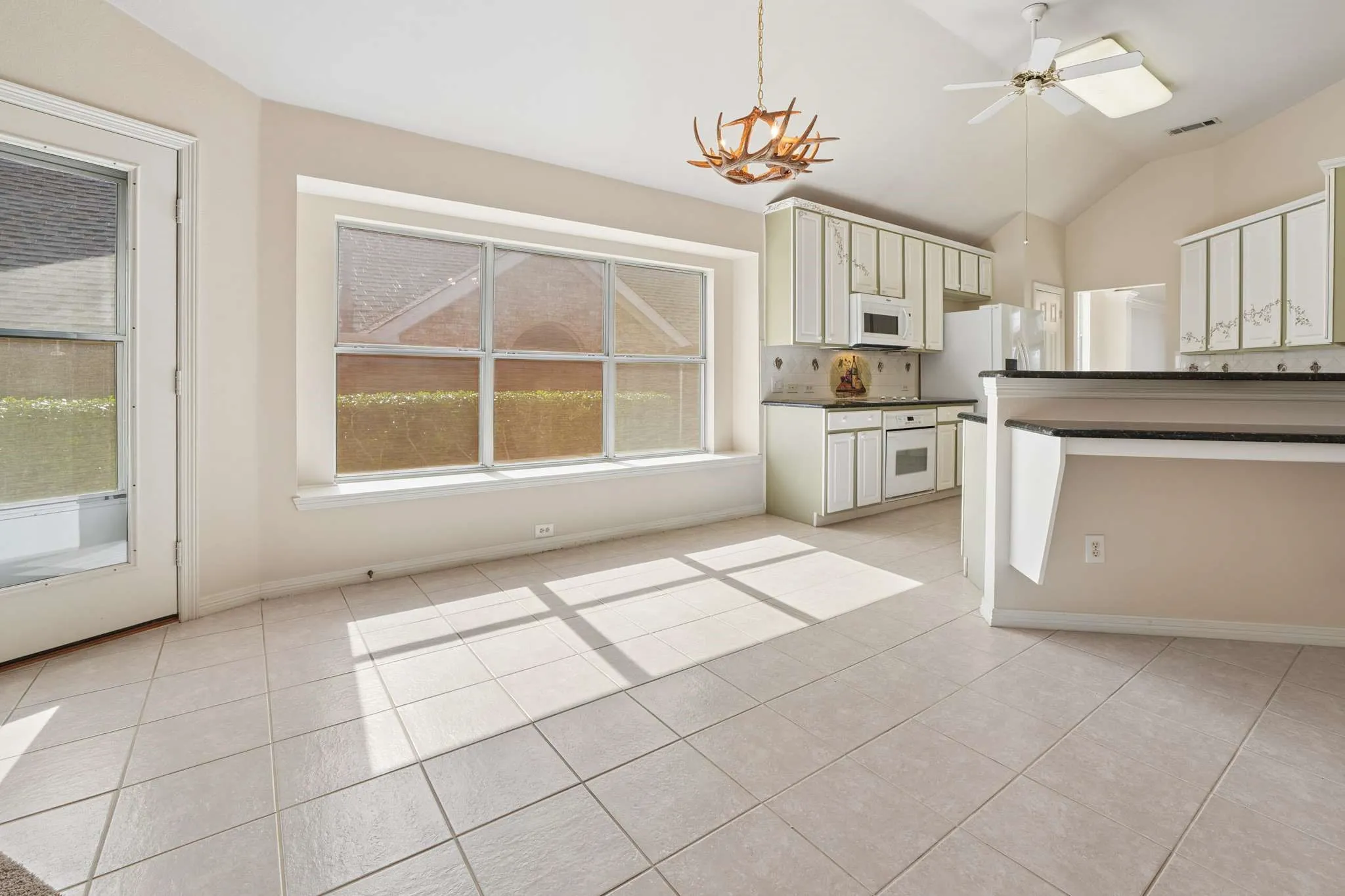 Single Family Residence For Sale in Denton County , 469 Crestview Point Drive, Lewisville, Texas 75067, 3 Bedroom, 2 Bathroom, 2 Garage spaces, 2,113 Sqft, built in 1997, mls#21330226, Real Estate Agent in Lewisville, Homes For Sale in Denton county, Homes For Sale in Lewisville, Realtor in Lewisville Texas, Real Estate Brokerage Independent Realty Texas, Luminita Cordes Realtor