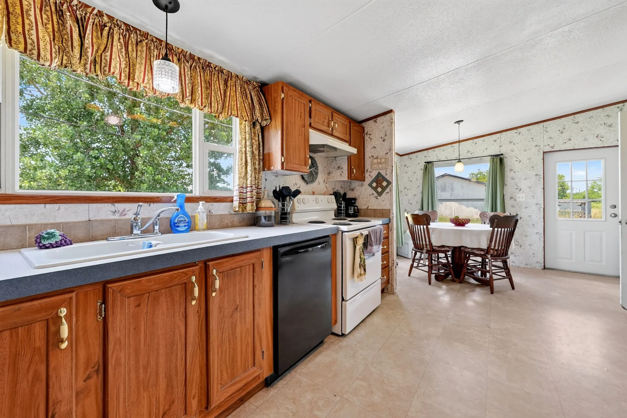 Single Family Residence For Sale in Hunt County , 8900 Crestview Estate Road, Quinlan, Texas 75474, 3 Bedroom, 2 Bathroom, Garage spaces, 1,536 Sqft, built in 2001, mls#21331143, Real Estate Agent in Quinlan, Homes For Sale in Hunt county, Homes For Sale in Quinlan, Realtor in Quinlan Texas, Real Estate Brokerage Independent Realty Texas, Luminita Cordes Realtor