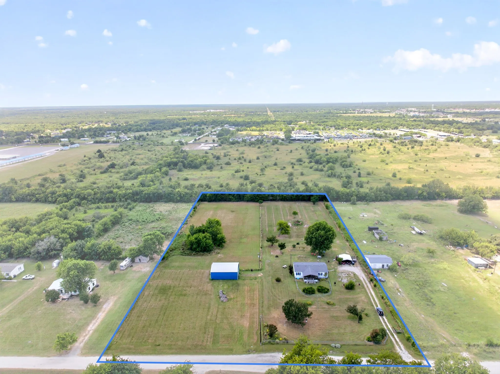 Single Family Residence For Sale in Hunt County , 8900 Crestview Estate Road, Quinlan, Texas 75474, 3 Bedroom, 2 Bathroom, Garage spaces, 1,536 Sqft, built in 2001, mls#21331143, Real Estate Agent in Quinlan, Homes For Sale in Hunt county, Homes For Sale in Quinlan, Realtor in Quinlan Texas, Real Estate Brokerage Independent Realty Texas, Luminita Cordes Realtor