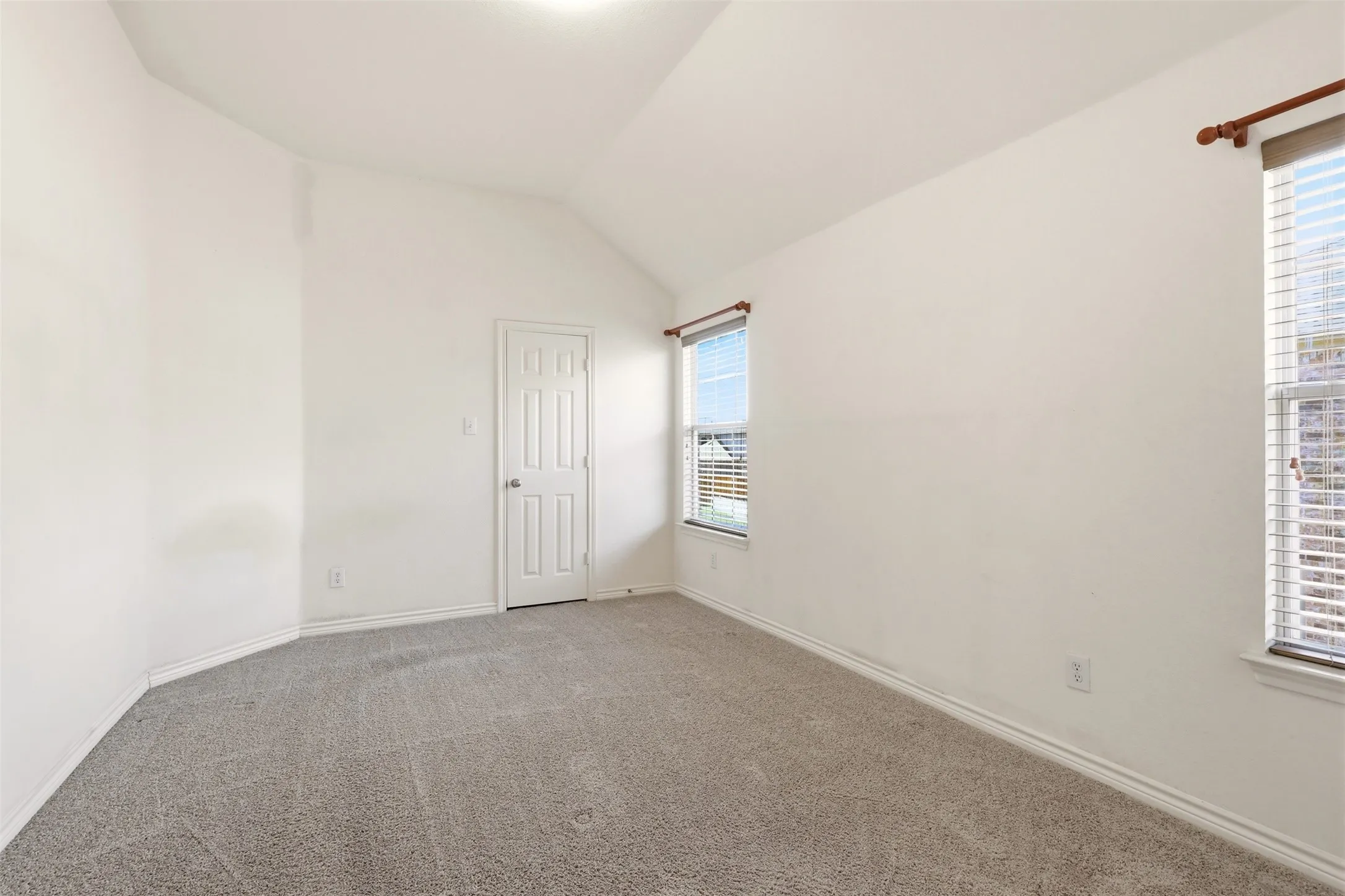 Single Family Residence For Sale in Collin County , 639 Silver Ridge Drive, Murphy, Texas 75094, 6 Bedroom, 4 Bathroom, 2 Garage spaces, 4,238 Sqft, built in 2006, mls#21329419, Real Estate Agent in Murphy, Homes For Sale in Collin county, Homes For Sale in Murphy, Realtor in Murphy Texas, Real Estate Brokerage Independent Realty Texas, Luminita Cordes Realtor
