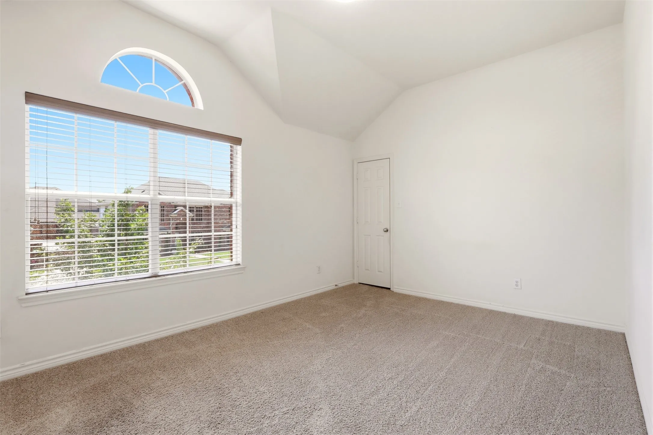 Single Family Residence For Sale in Collin County , 639 Silver Ridge Drive, Murphy, Texas 75094, 6 Bedroom, 4 Bathroom, 2 Garage spaces, 4,238 Sqft, built in 2006, mls#21329419, Real Estate Agent in Murphy, Homes For Sale in Collin county, Homes For Sale in Murphy, Realtor in Murphy Texas, Real Estate Brokerage Independent Realty Texas, Luminita Cordes Realtor