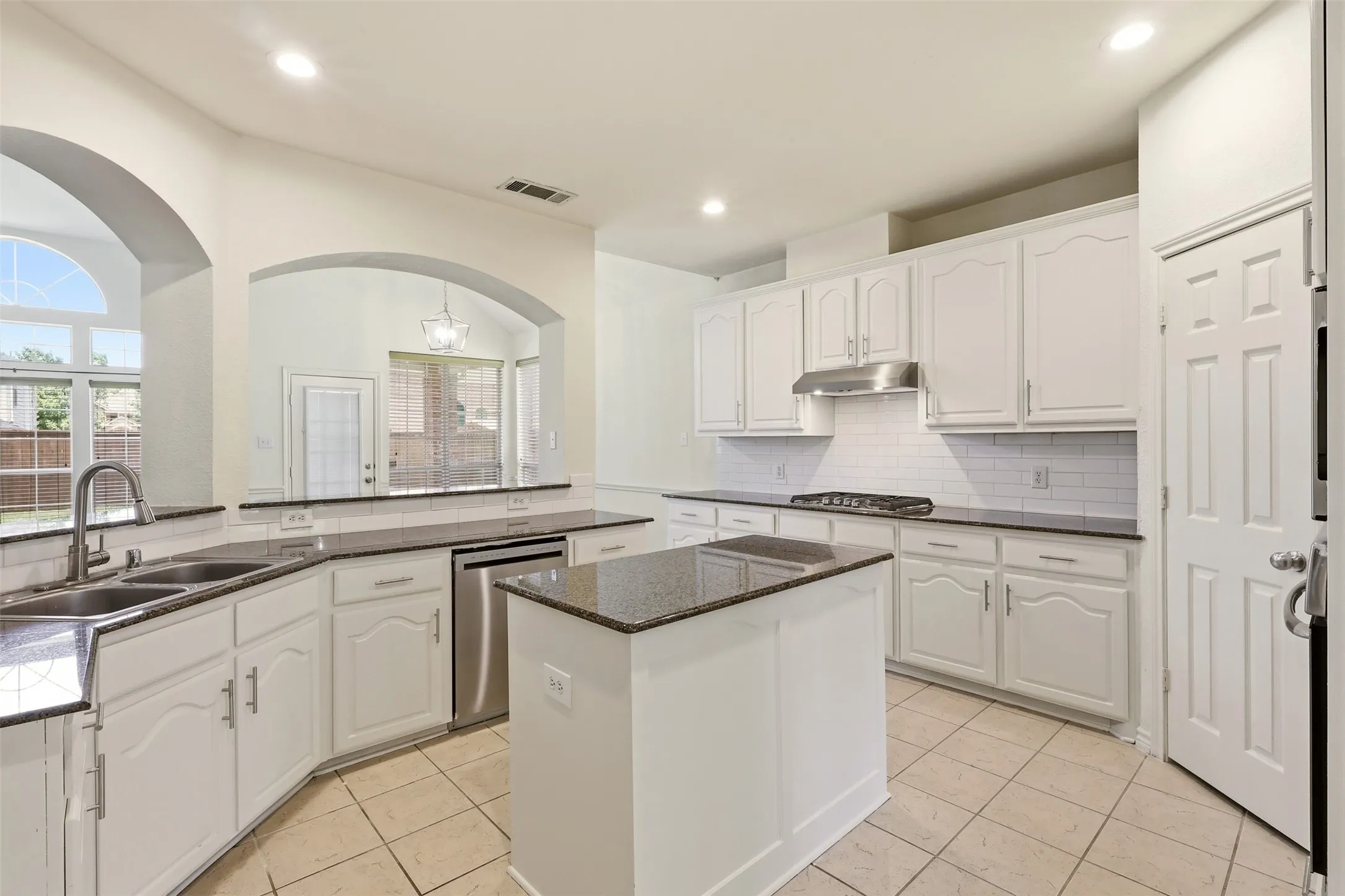 Single Family Residence For Sale in Collin County , 639 Silver Ridge Drive, Murphy, Texas 75094, 6 Bedroom, 4 Bathroom, 2 Garage spaces, 4,238 Sqft, built in 2006, mls#21329419, Real Estate Agent in Murphy, Homes For Sale in Collin county, Homes For Sale in Murphy, Realtor in Murphy Texas, Real Estate Brokerage Independent Realty Texas, Luminita Cordes Realtor