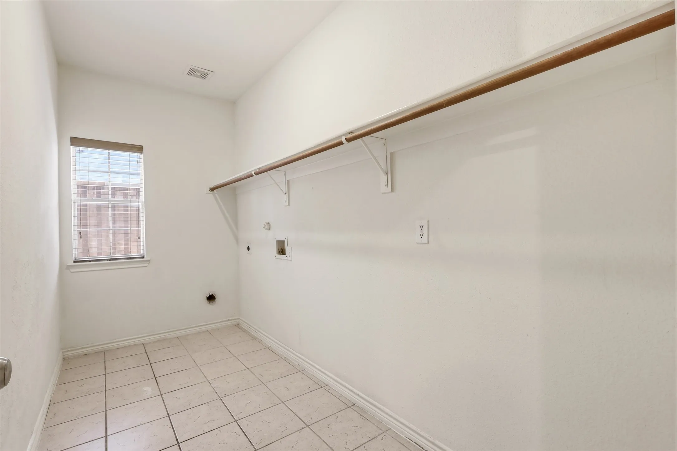 Single Family Residence For Sale in Collin County , 639 Silver Ridge Drive, Murphy, Texas 75094, 6 Bedroom, 4 Bathroom, 2 Garage spaces, 4,238 Sqft, built in 2006, mls#21329419, Real Estate Agent in Murphy, Homes For Sale in Collin county, Homes For Sale in Murphy, Realtor in Murphy Texas, Real Estate Brokerage Independent Realty Texas, Luminita Cordes Realtor