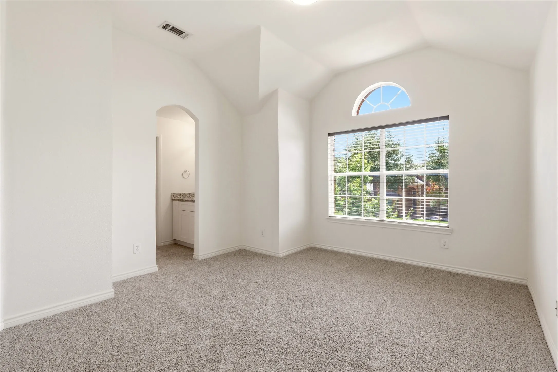 Single Family Residence For Sale in Collin County , 639 Silver Ridge Drive, Murphy, Texas 75094, 6 Bedroom, 4 Bathroom, 2 Garage spaces, 4,238 Sqft, built in 2006, mls#21329419, Real Estate Agent in Murphy, Homes For Sale in Collin county, Homes For Sale in Murphy, Realtor in Murphy Texas, Real Estate Brokerage Independent Realty Texas, Luminita Cordes Realtor