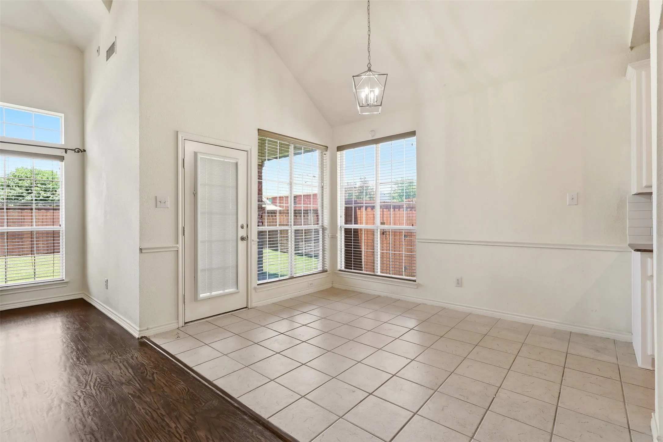Single Family Residence For Sale in Collin County , 639 Silver Ridge Drive, Murphy, Texas 75094, 6 Bedroom, 4 Bathroom, 2 Garage spaces, 4,238 Sqft, built in 2006, mls#21329419, Real Estate Agent in Murphy, Homes For Sale in Collin county, Homes For Sale in Murphy, Realtor in Murphy Texas, Real Estate Brokerage Independent Realty Texas, Luminita Cordes Realtor